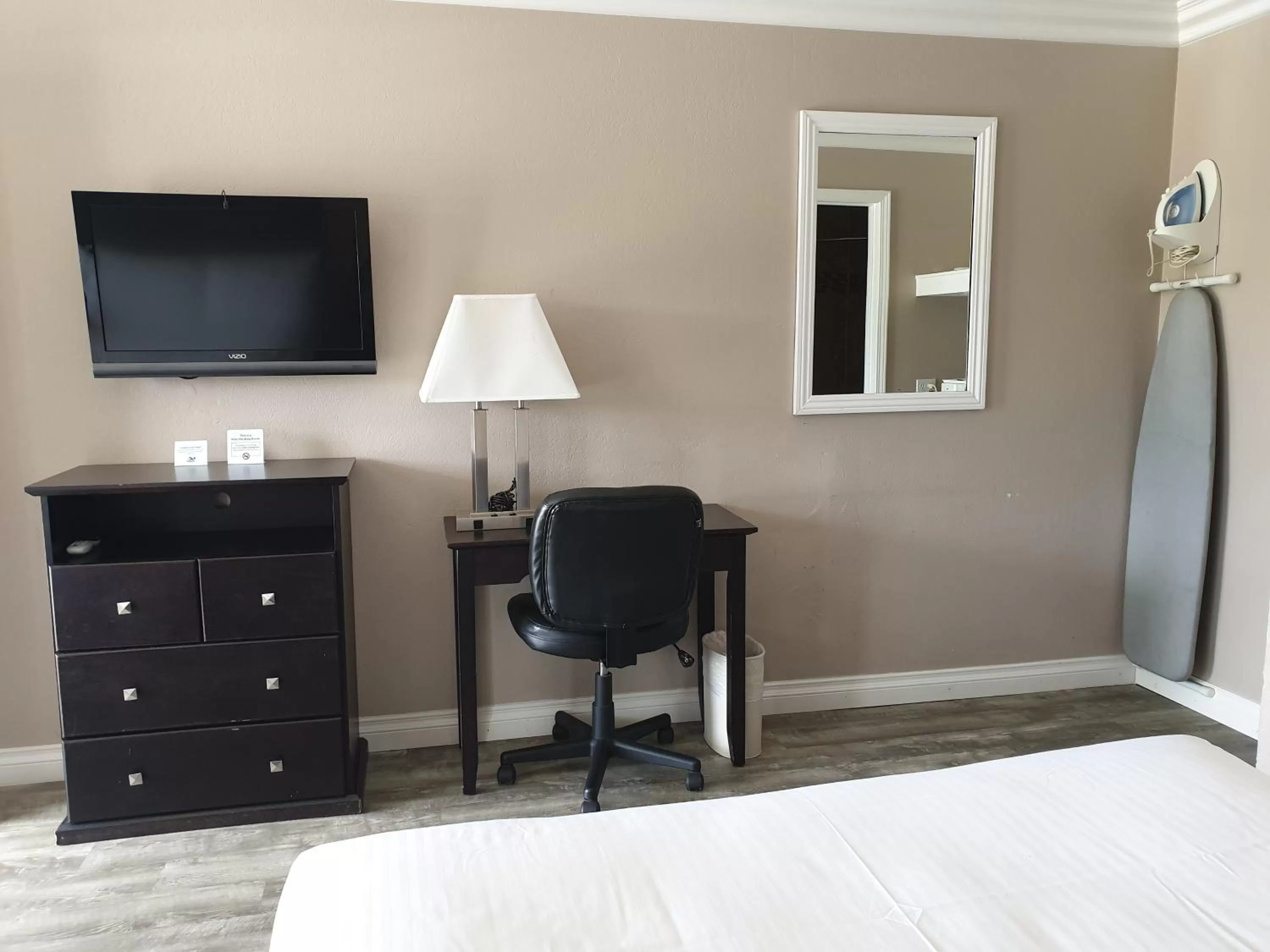 Bed in Lotus of Lompoc - A Great Hospitality Inn