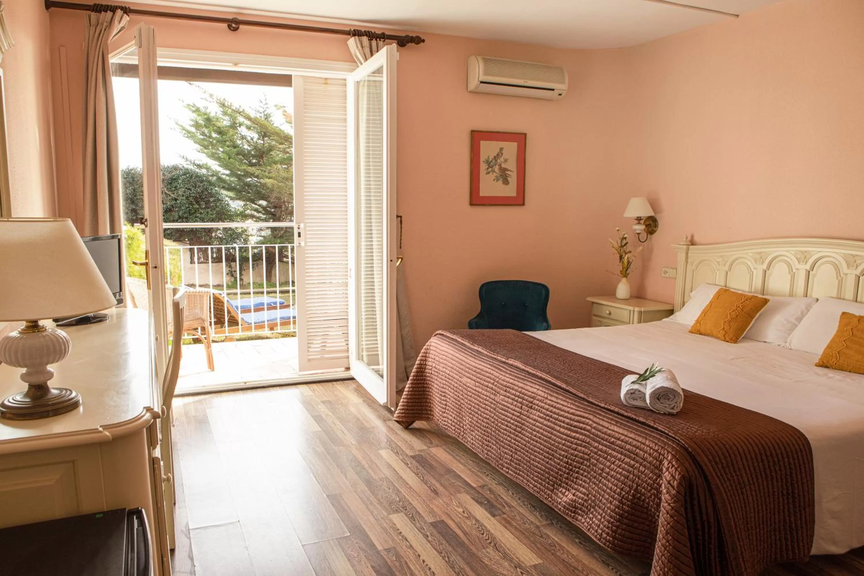 Bed in Hotel Roger de Flor by Seleqtta