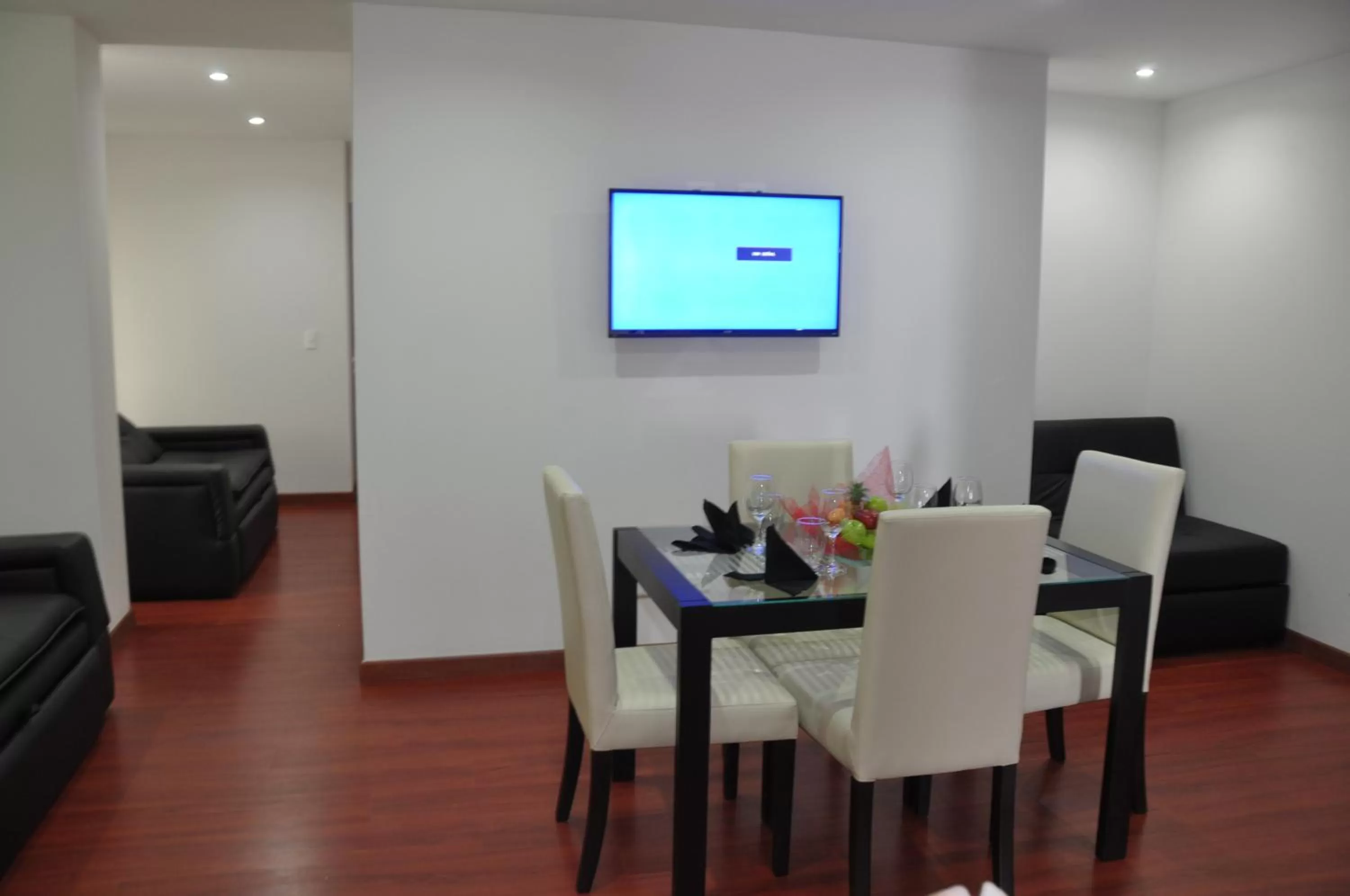 Photo of the whole room, TV/Entertainment Center in Apartasuites Plaza Modelia