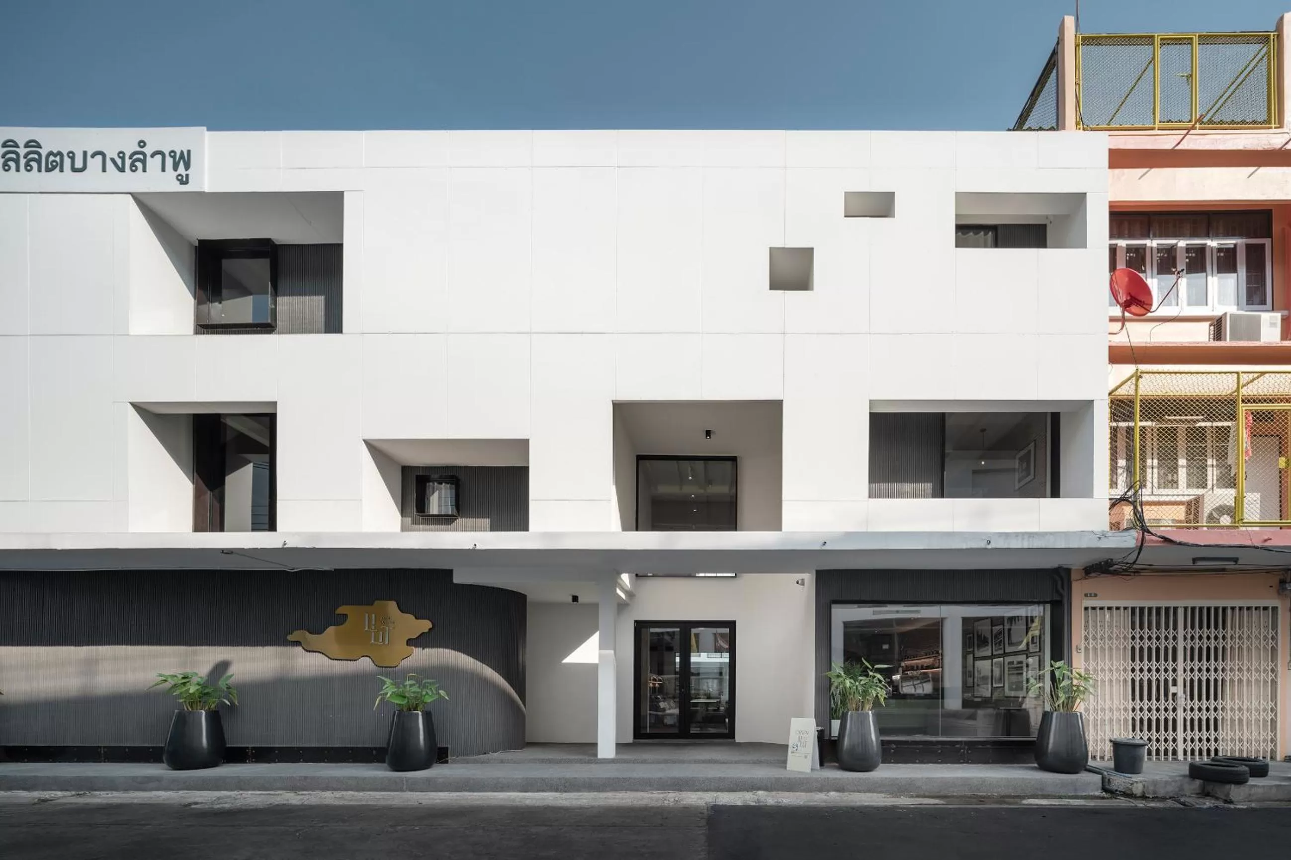 Property building in Lilit Bang Lumphu Hotel