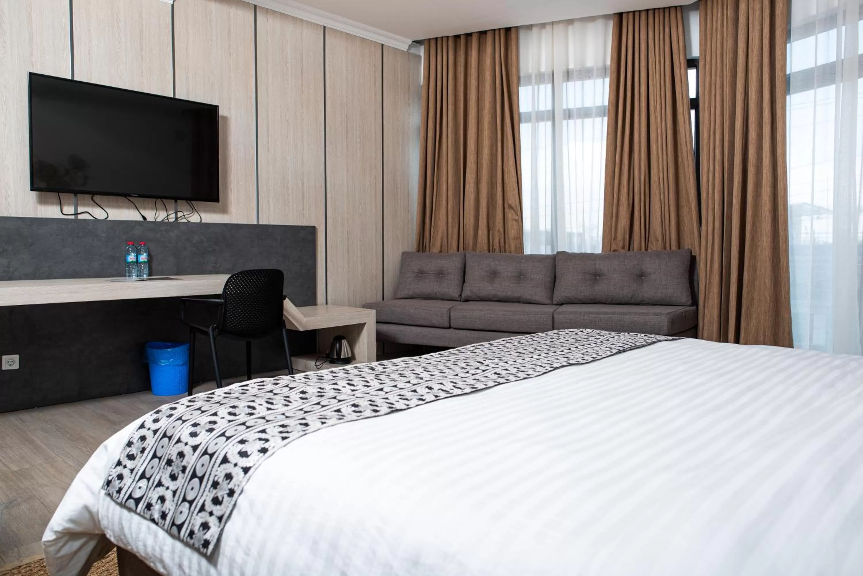 Bedroom, TV/Entertainment Center in MERCURE HOTEL