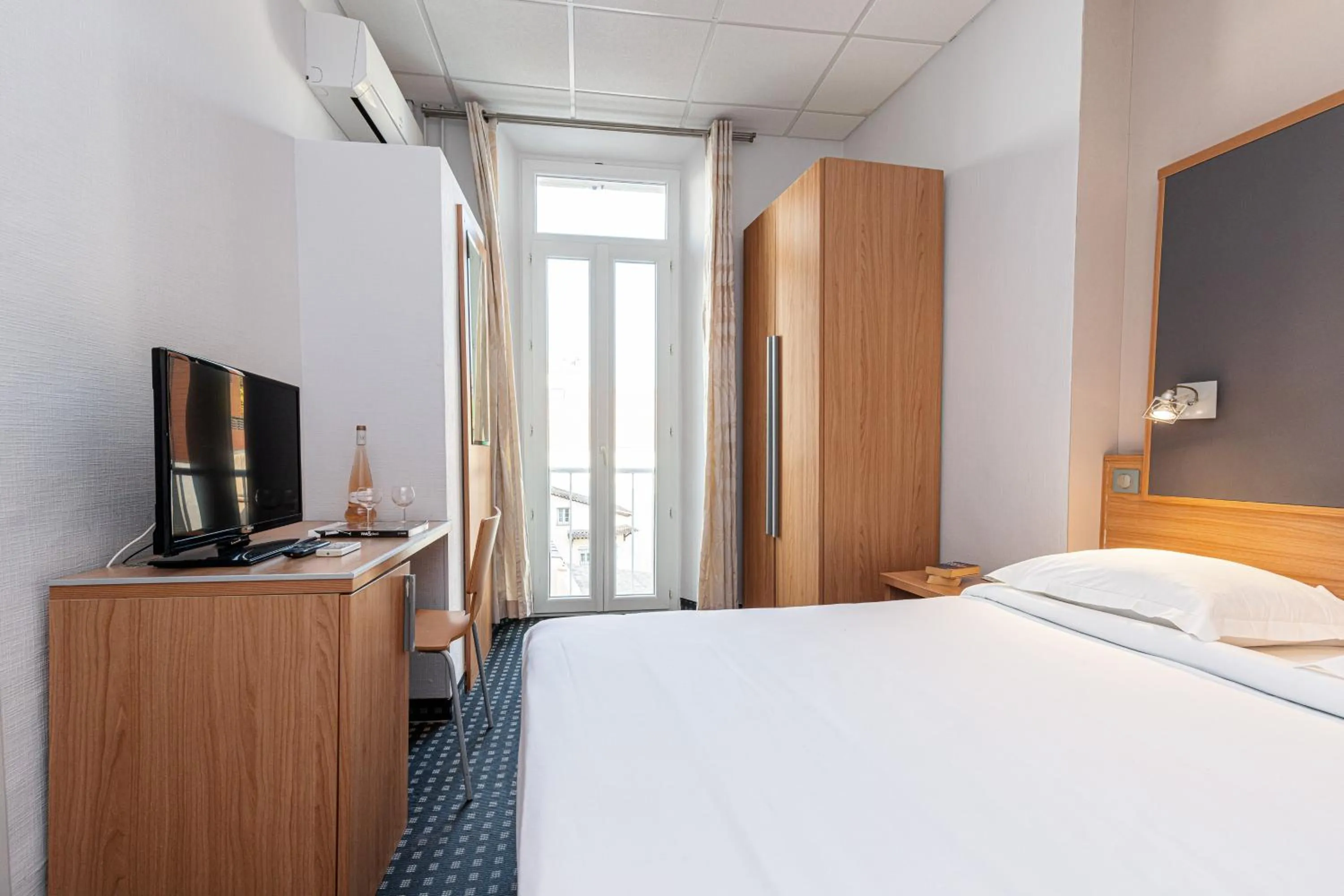 Photo of the whole room in Naomi Cannes