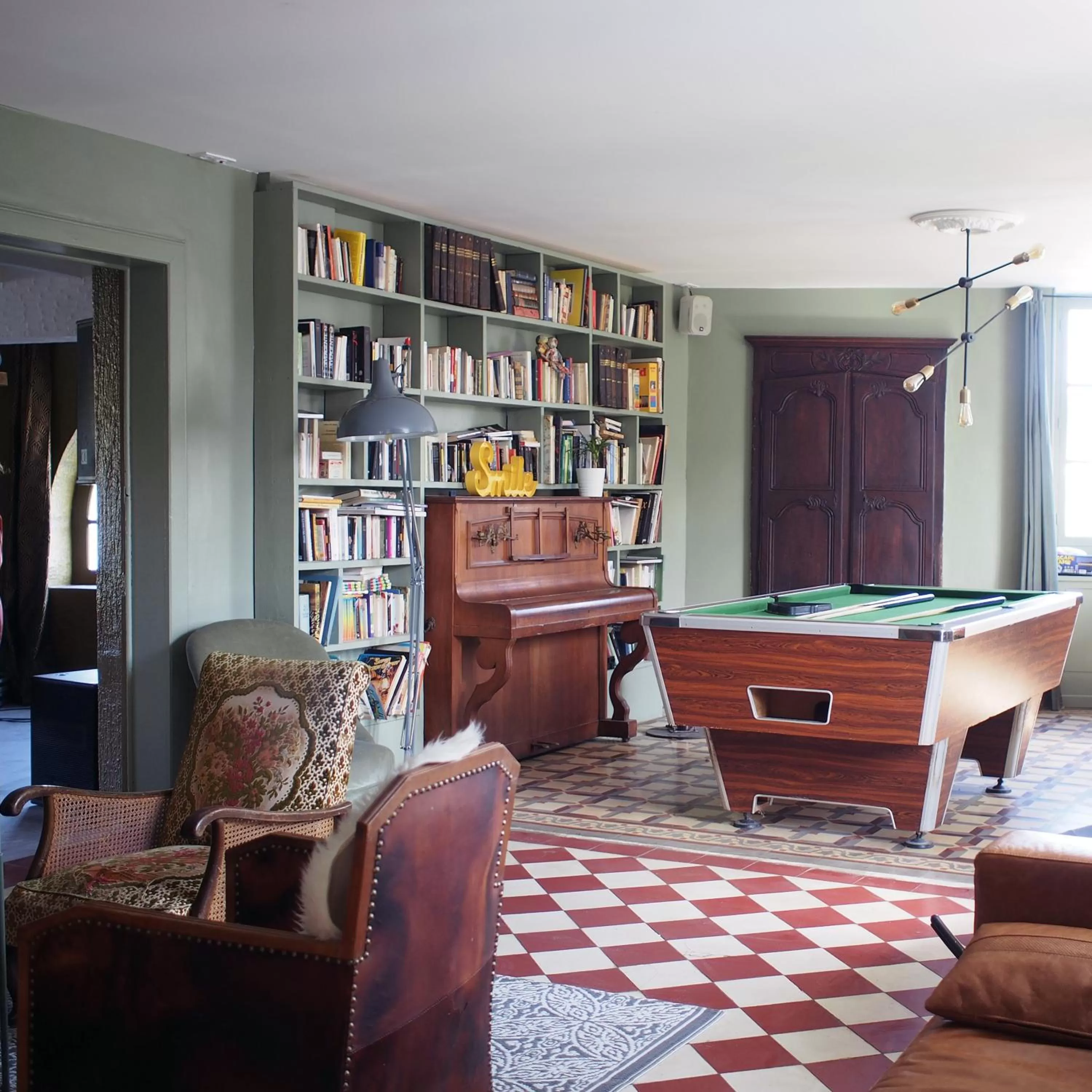 Library in Les chambres de Lily