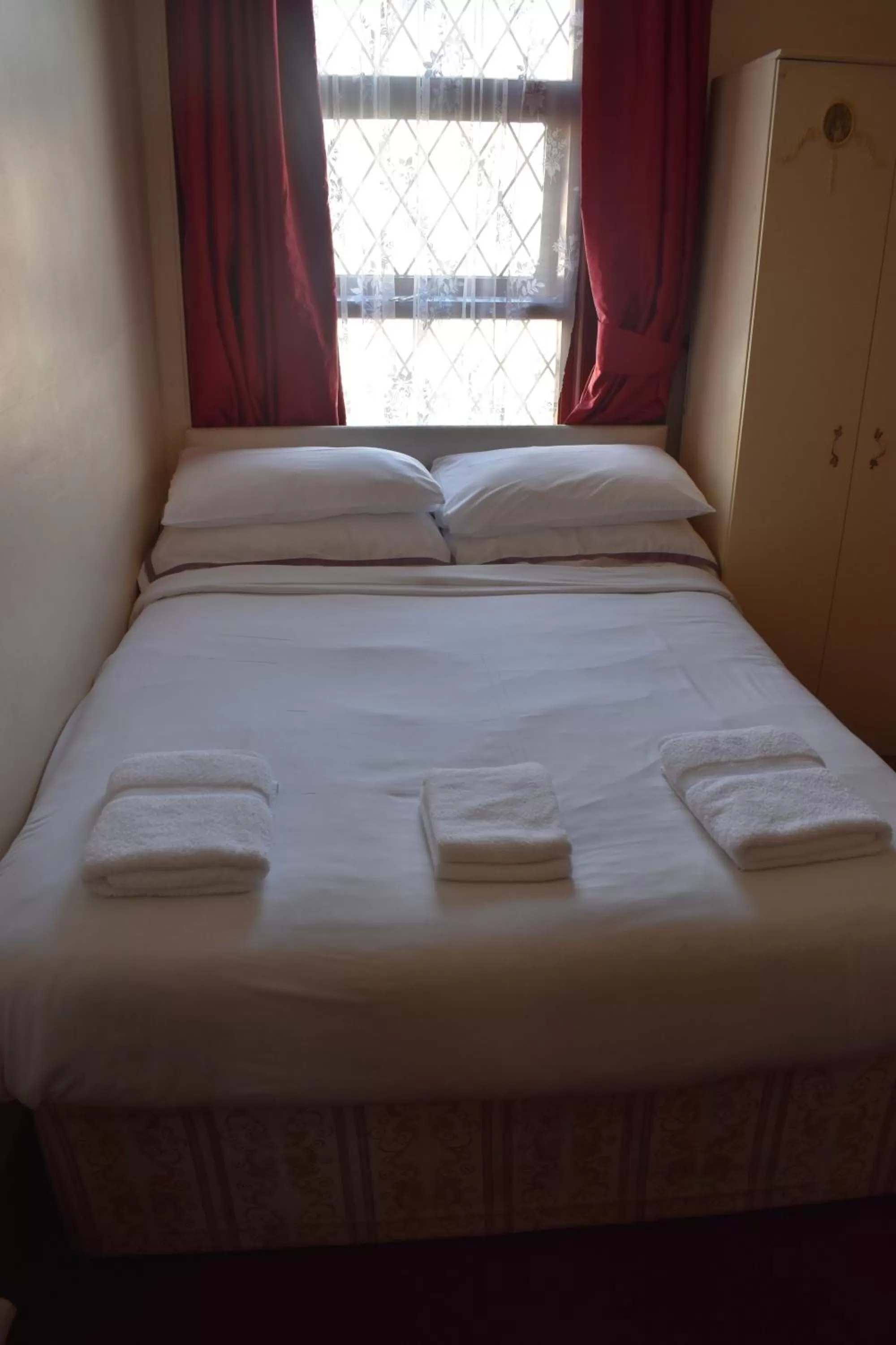 Bedroom, Bed in Lyndhurst Hotel