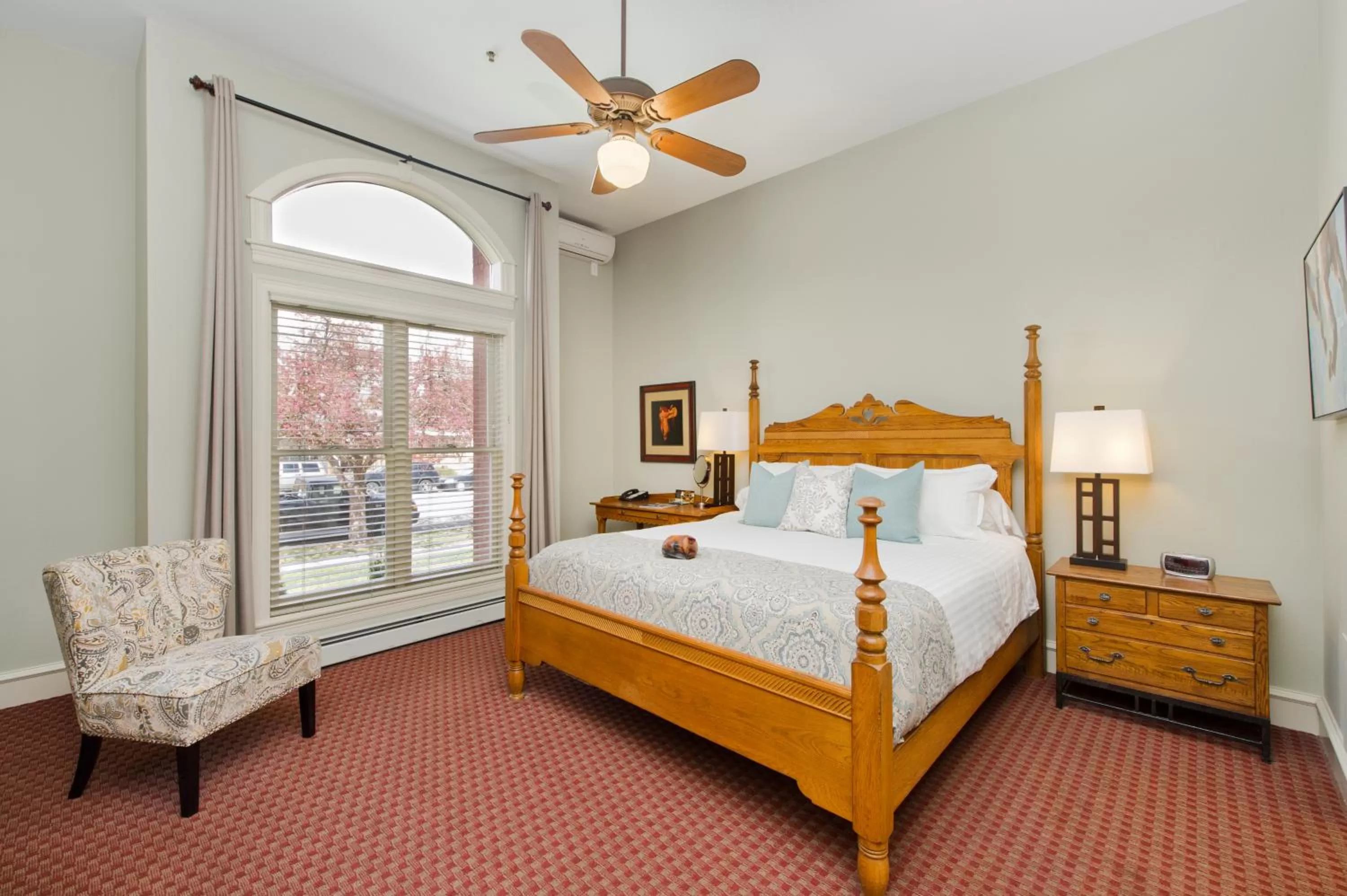 Bed in The Bradley Boulder Inn