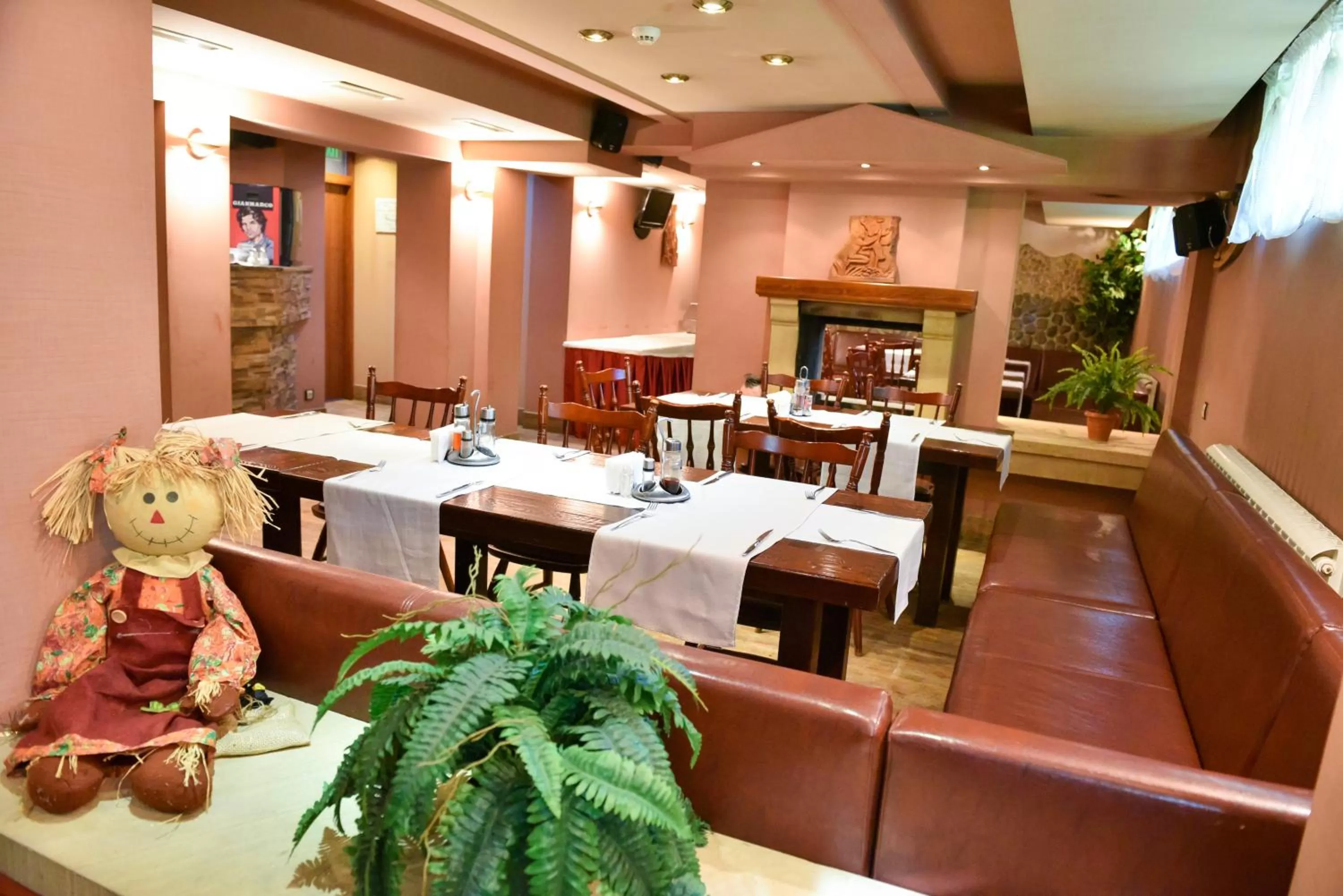 Restaurant/places to eat in Martin Club Hotel