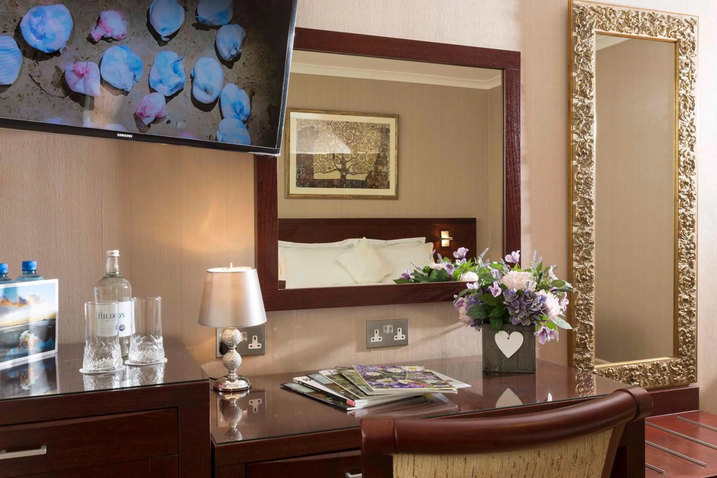 Bedroom, Bed in The Savoy Jersey