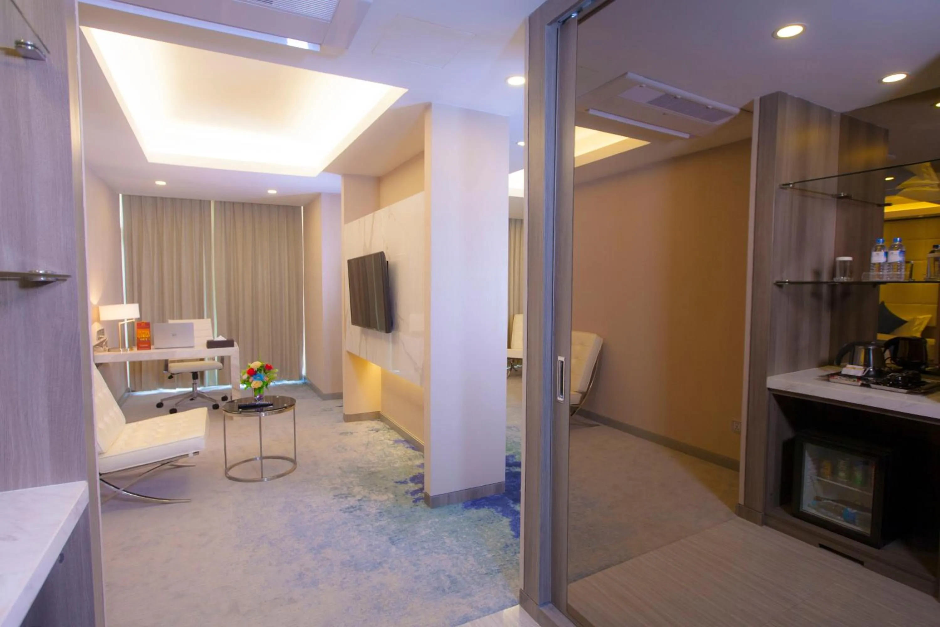 Communal lounge/ TV room in Grand Palace Hotel