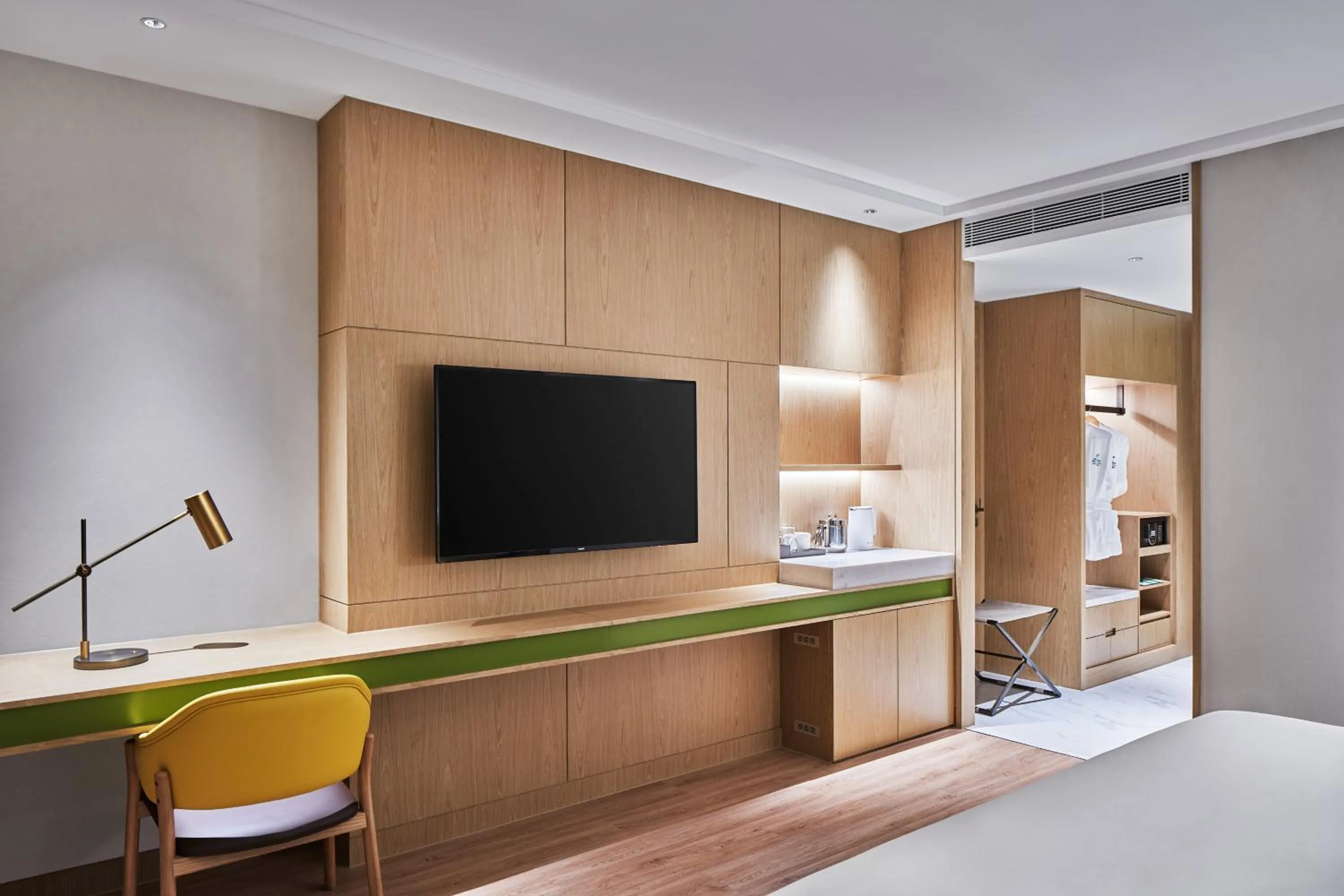 Bedroom, TV/Entertainment Center in Holiday Inn & Suites Kunshan Huaqiao, an IHG Hotel