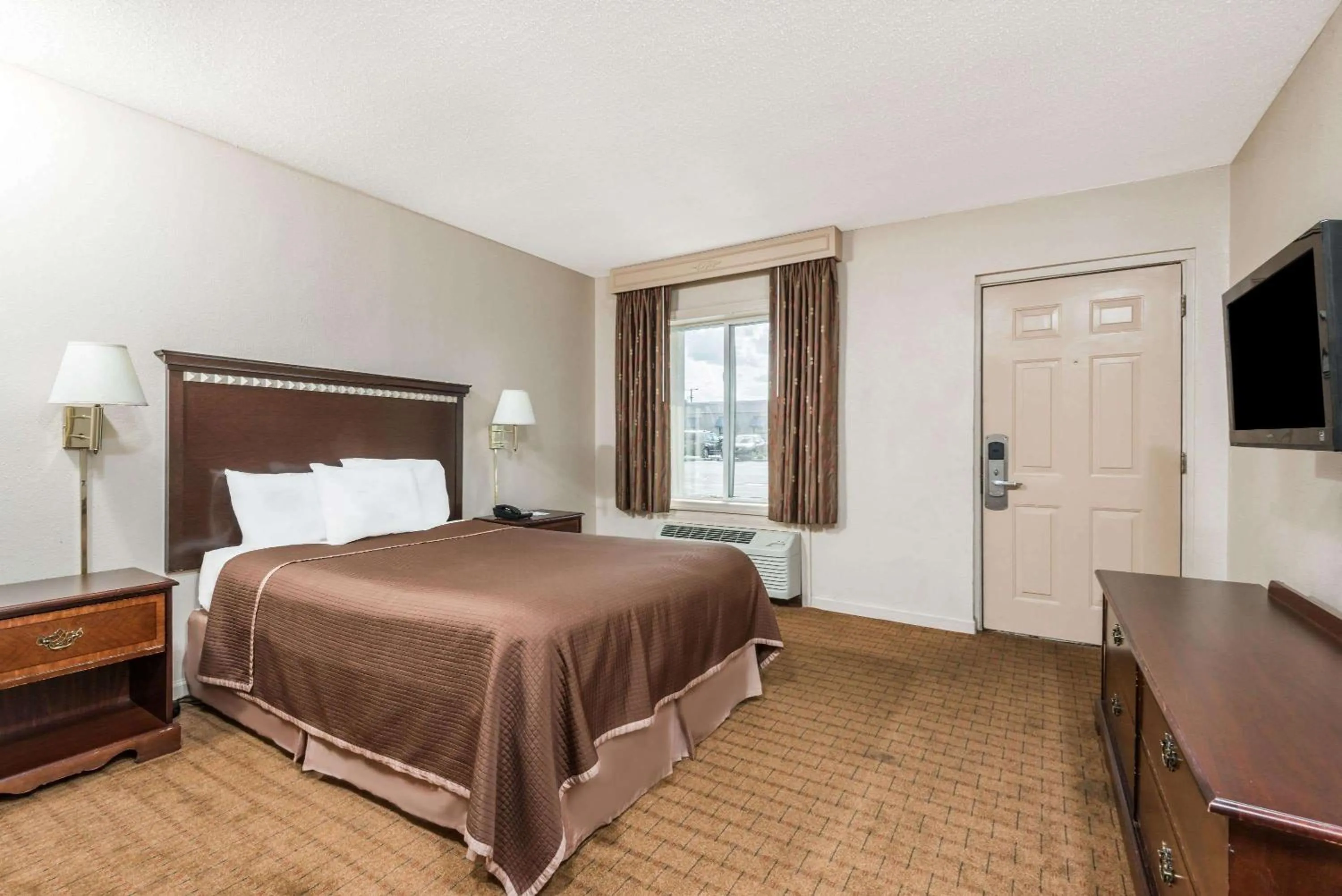 Photo of the whole room, Bed in Howard Johnson by Wyndham Springfield