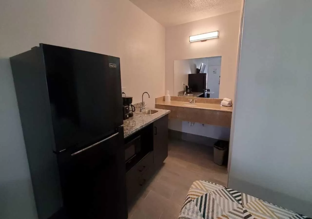 Communal kitchen, Kitchen/Kitchenette in Studio 6 Branson West MO Silver Dollar City