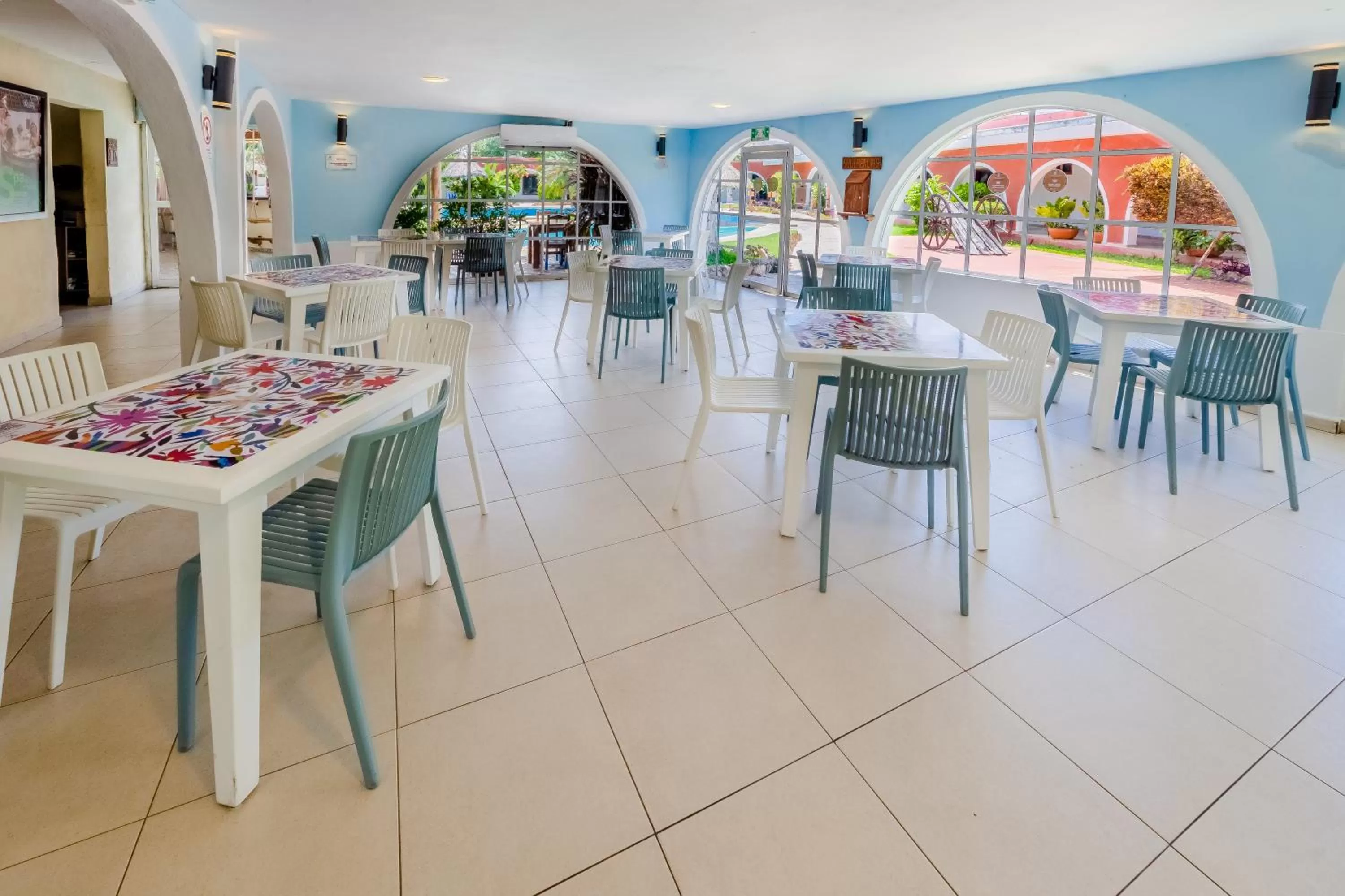 Restaurant/places to eat in Hacienda Inn Aeropuerto