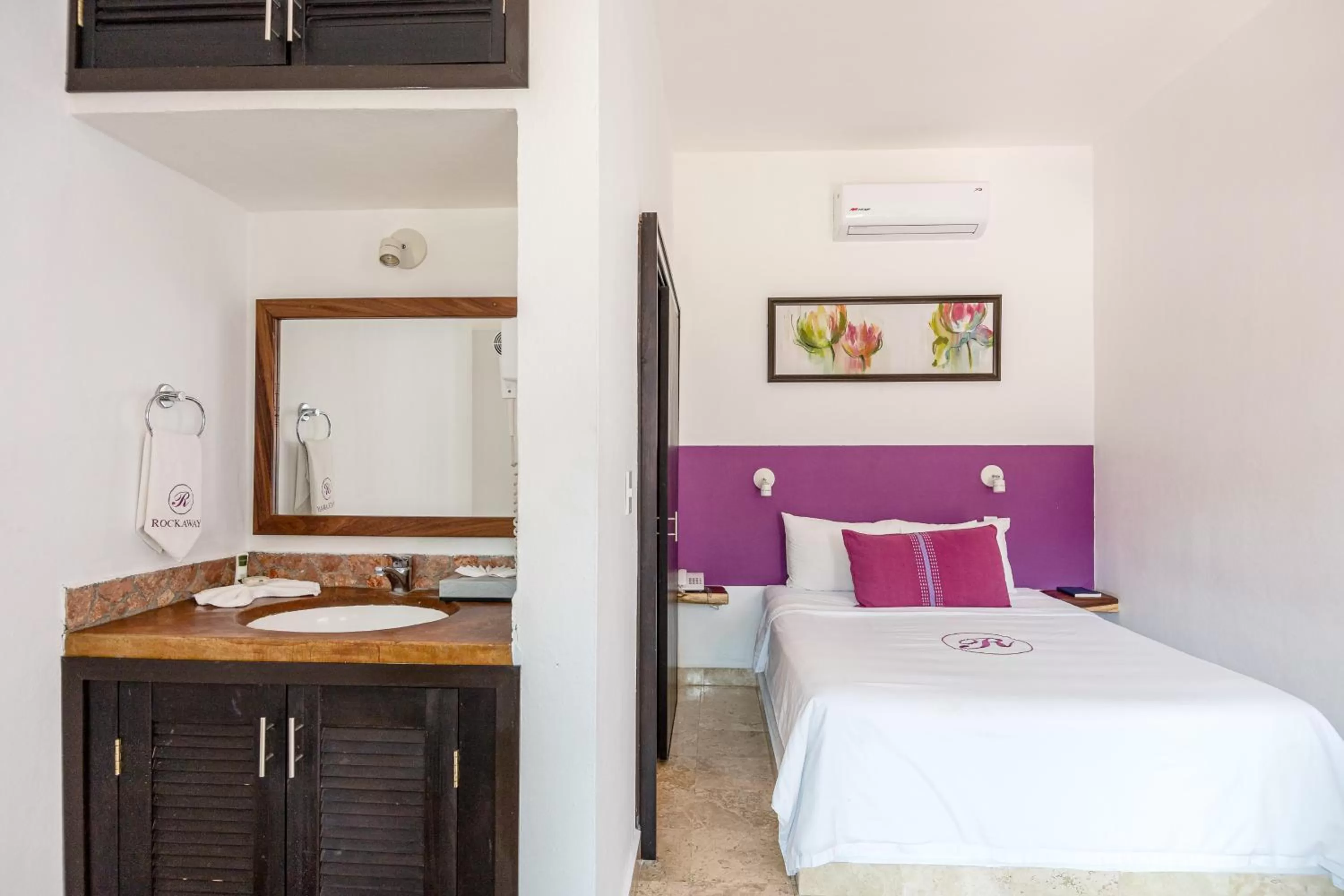 Toilet, Bed in Hotel Rockaway