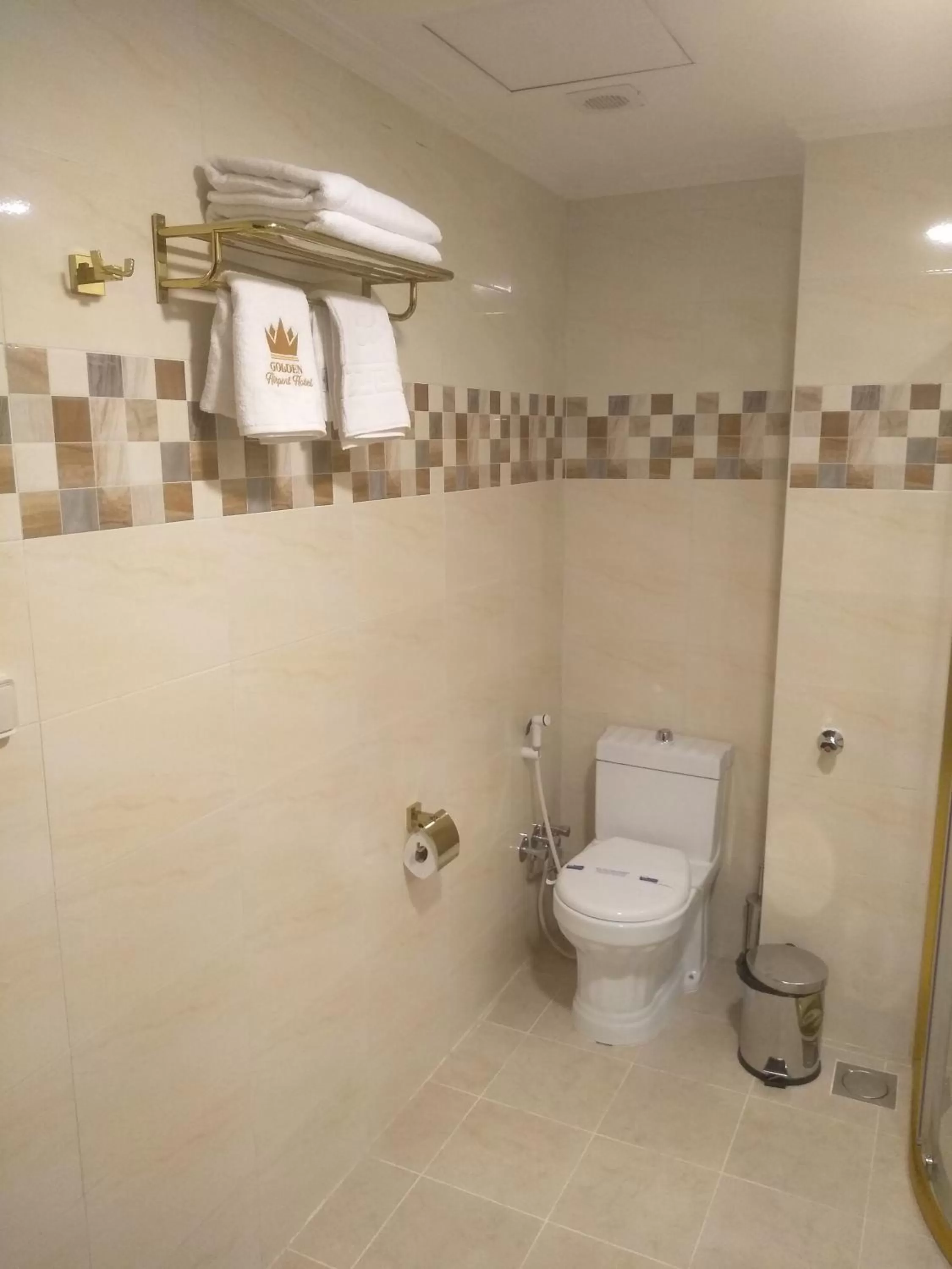 Bathroom in Golden Airport Hotel