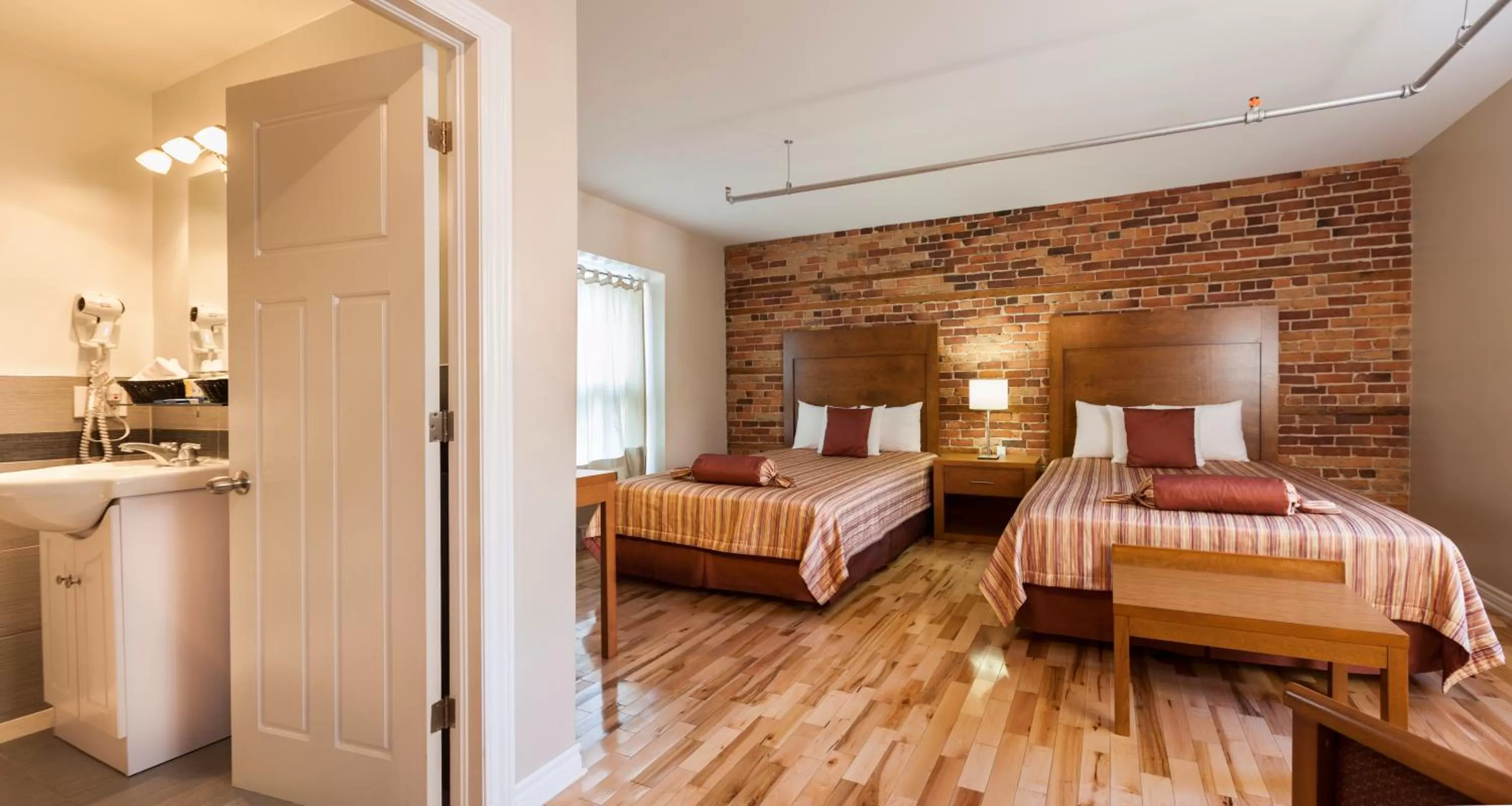 Bed in Hotel Quartier des Spectacles