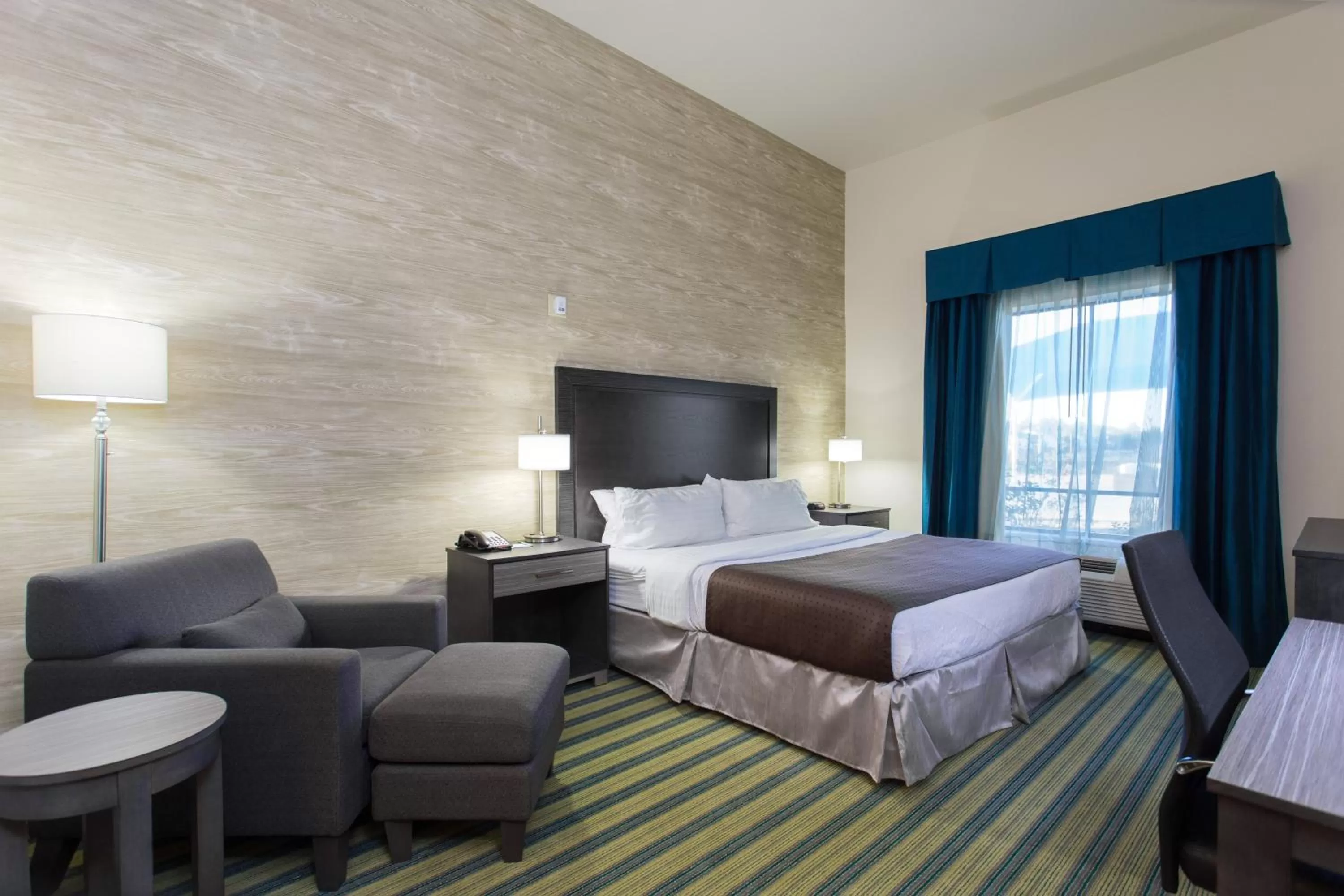 Photo of the whole room, Bed in Holiday Inn Texarkana Arkansas Convention Center by IHG