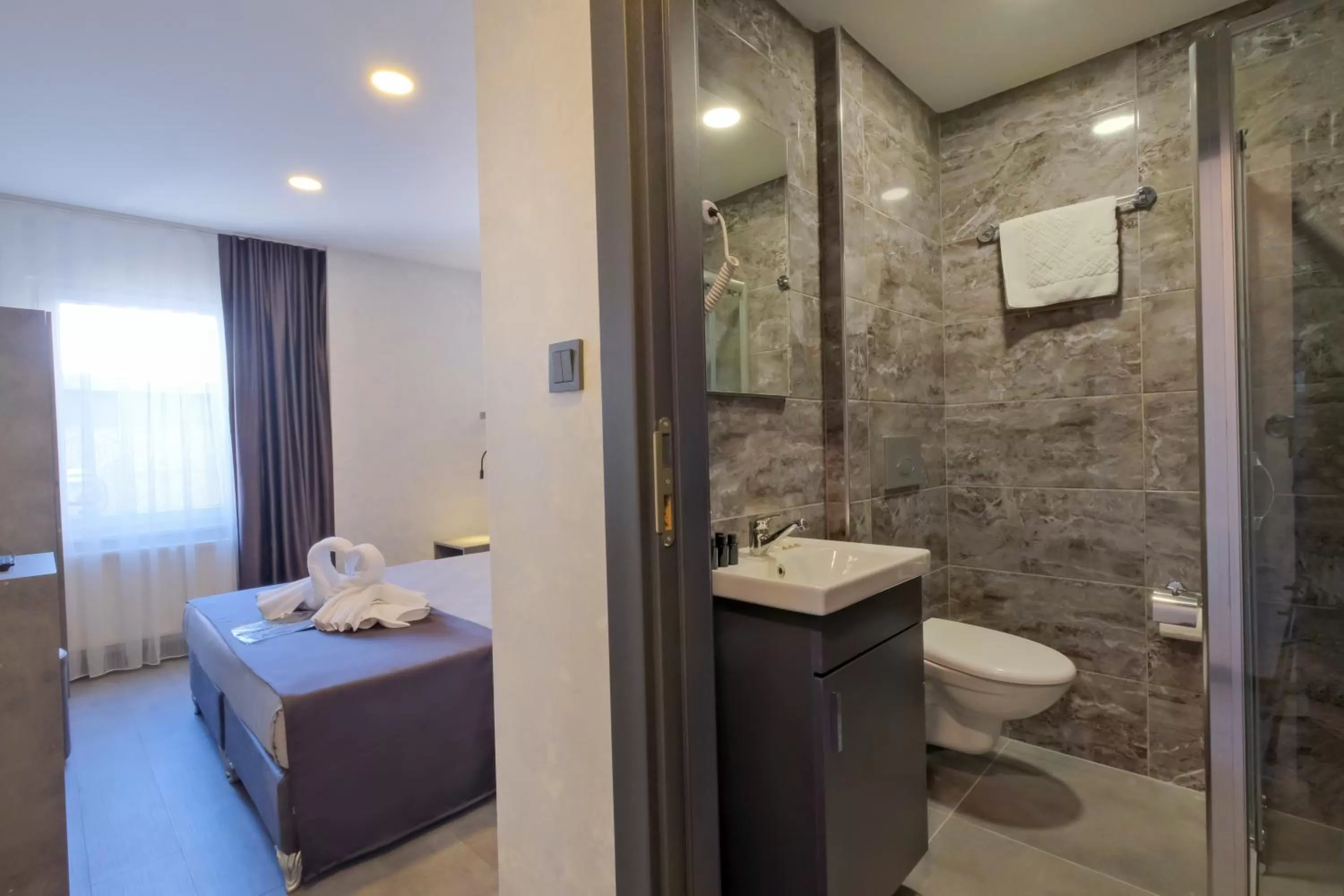 Bed in The Queen Hotel