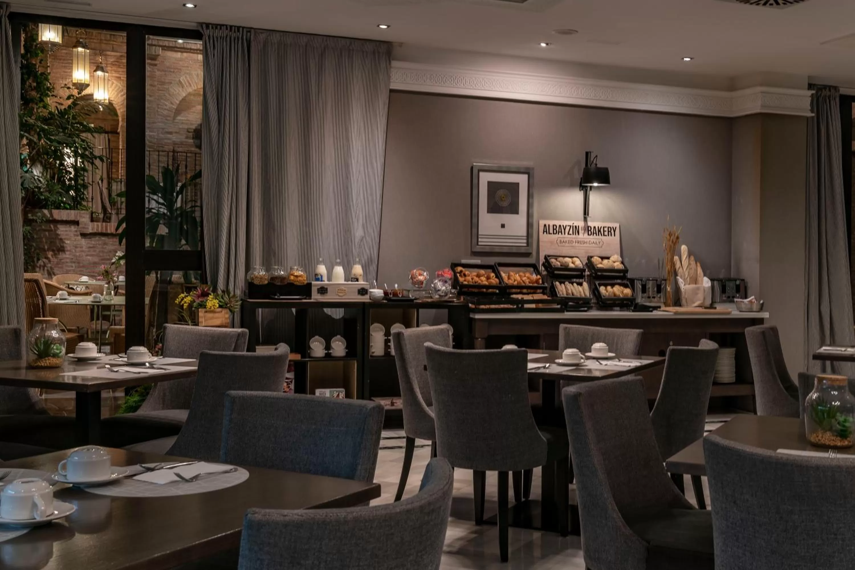 Buffet breakfast in Vincci Albayzin