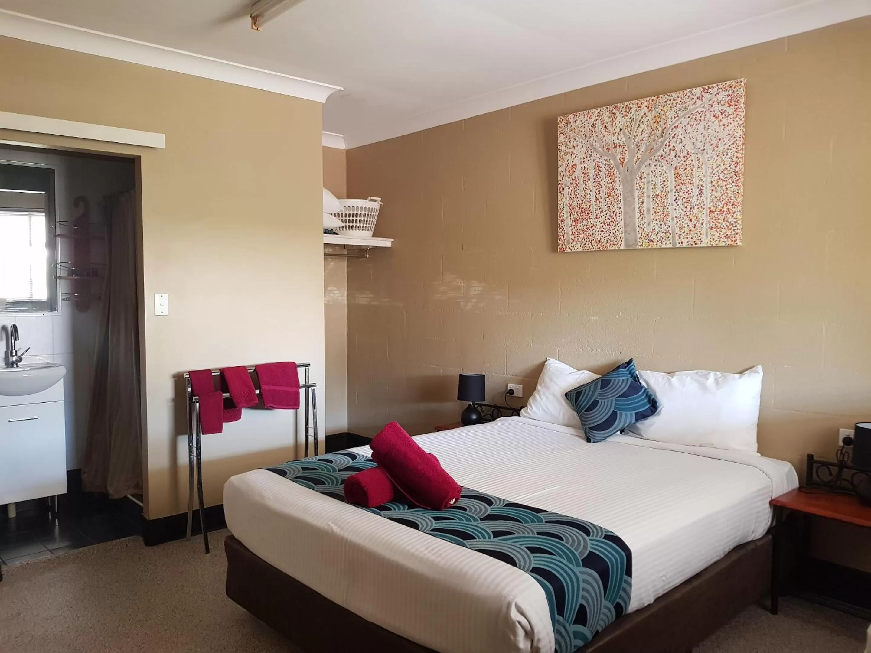 Bathroom, Bed in Beagle Hotel