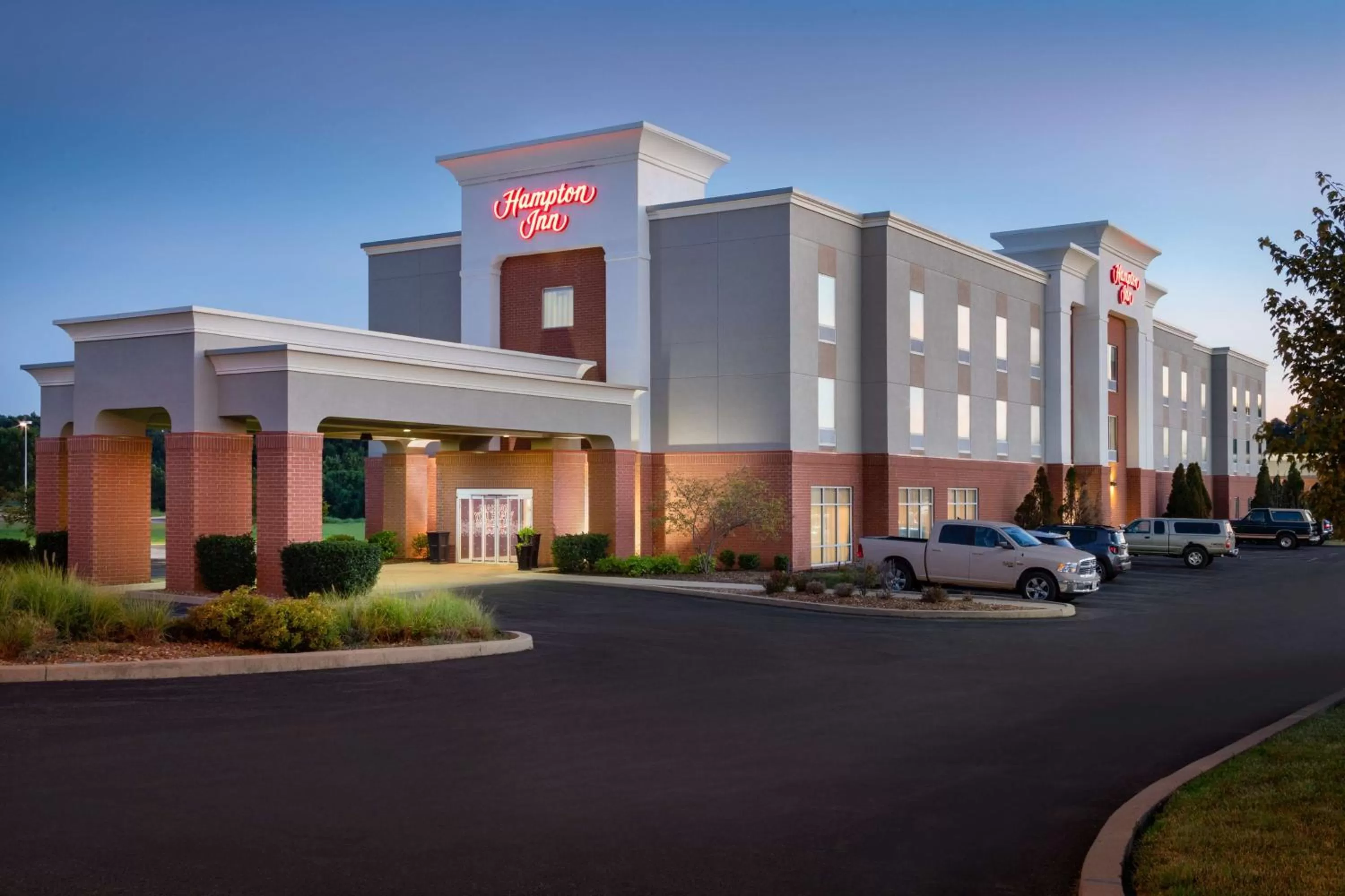 Property building in Hampton Inn St. Louis-Columbia