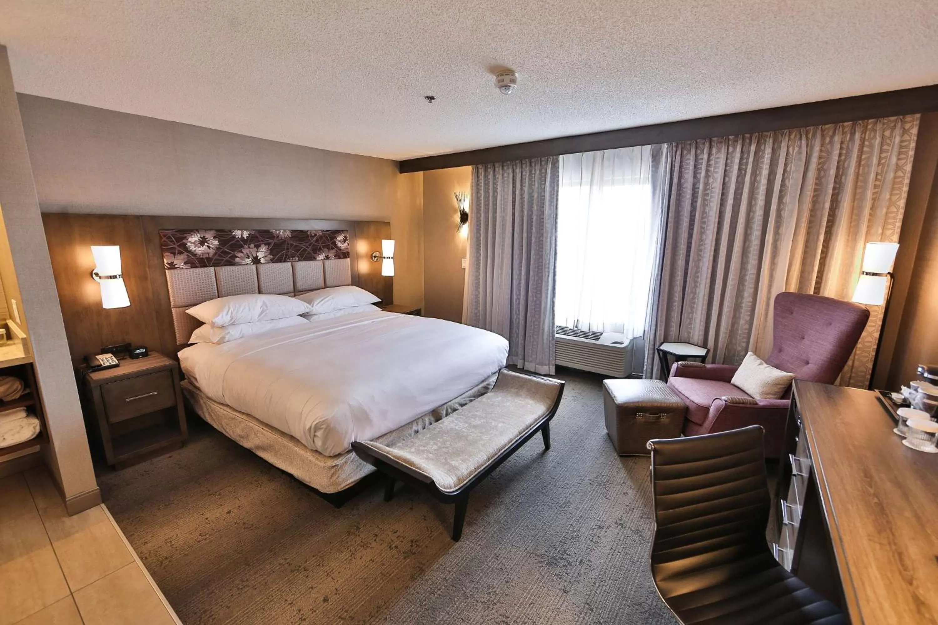 Bedroom, Bed in DoubleTree by Hilton Atlanta Alpharetta-Windward