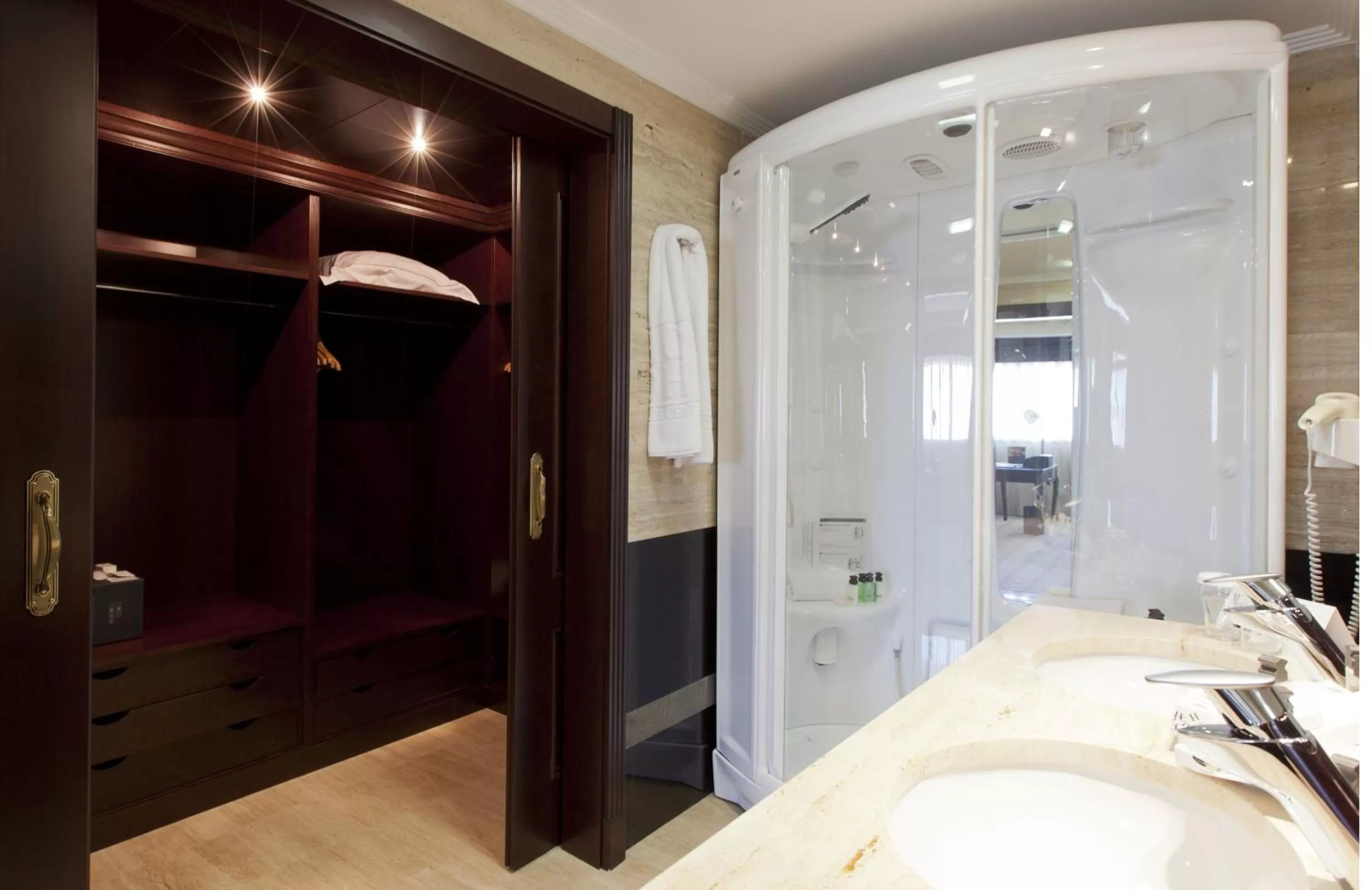 Shower, Bed in Hotel Cordoba Center