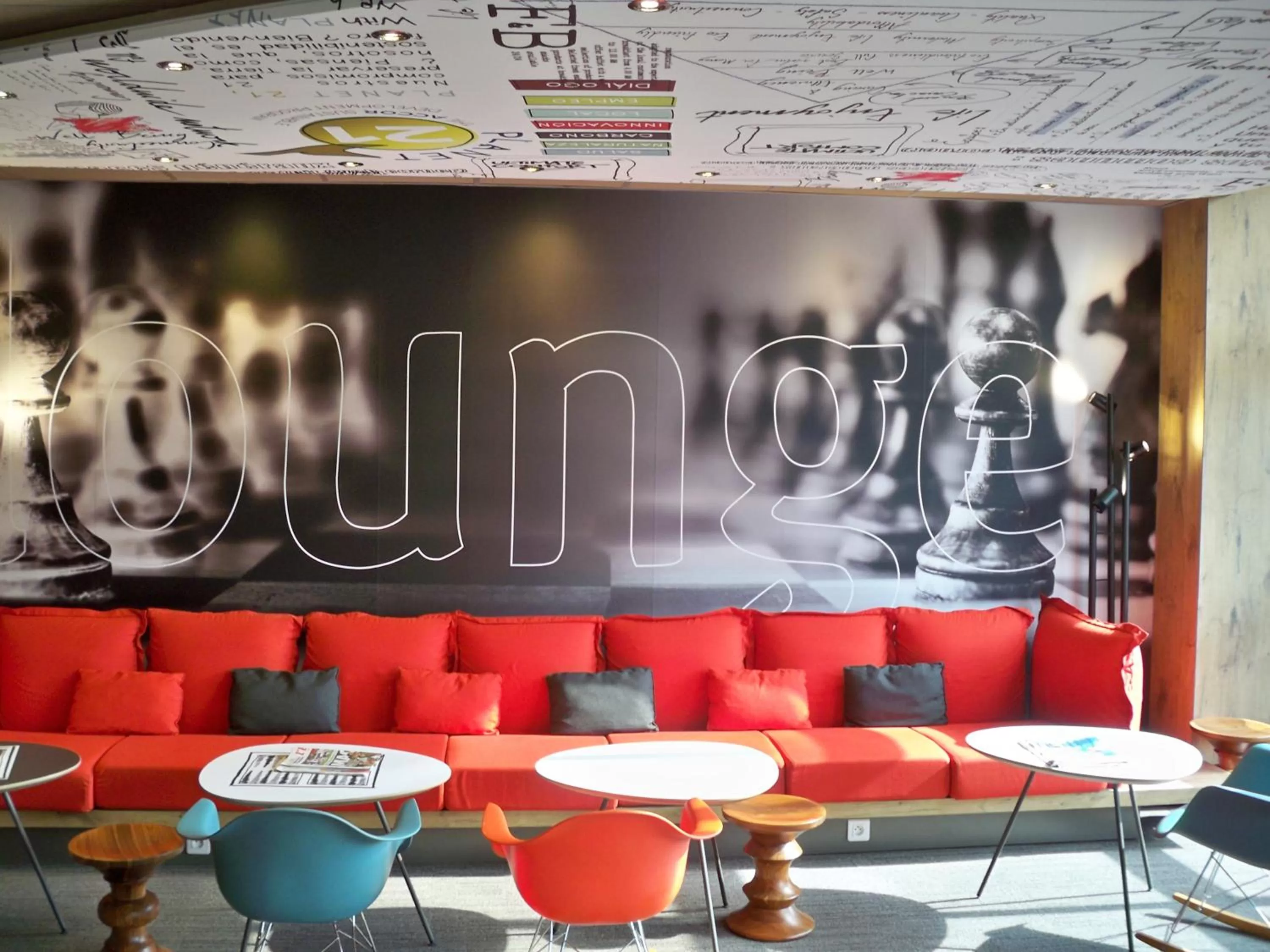 Lounge or bar in Ibis Évry-Courcouronnes