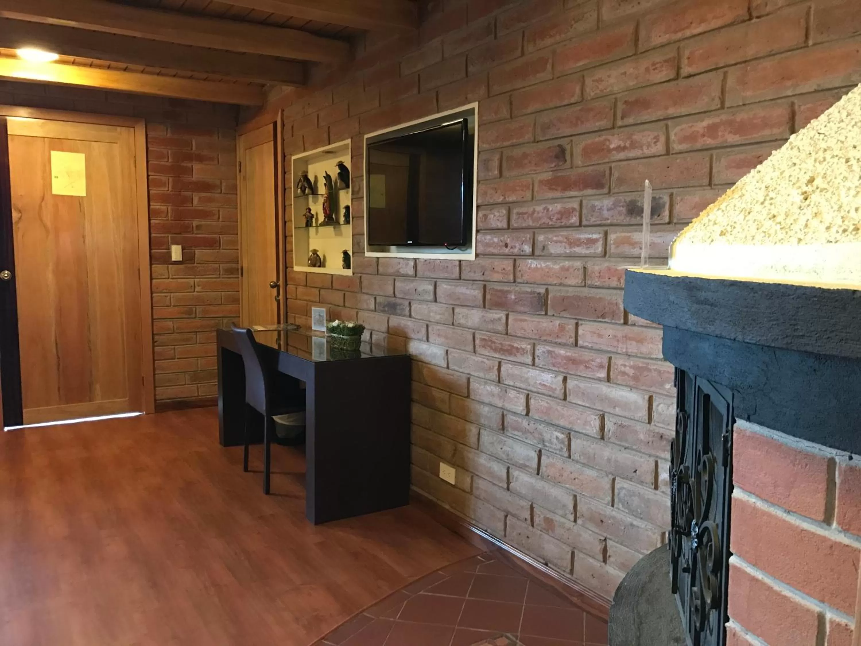 Communal lounge/ TV room, TV/Entertainment Center in Puertolago Country Inn & Resort