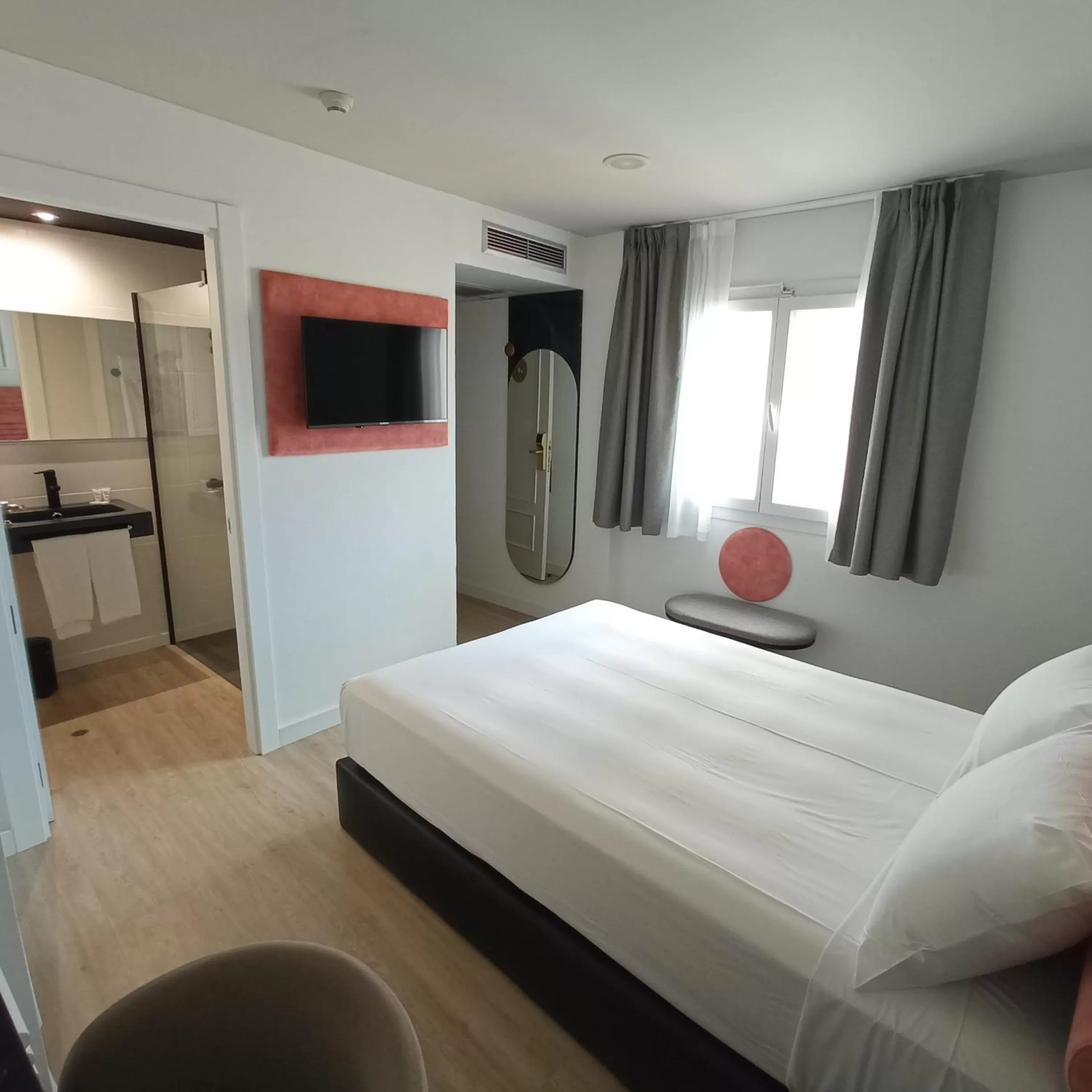 Inner courtyard view, Bed in Hotel Inca