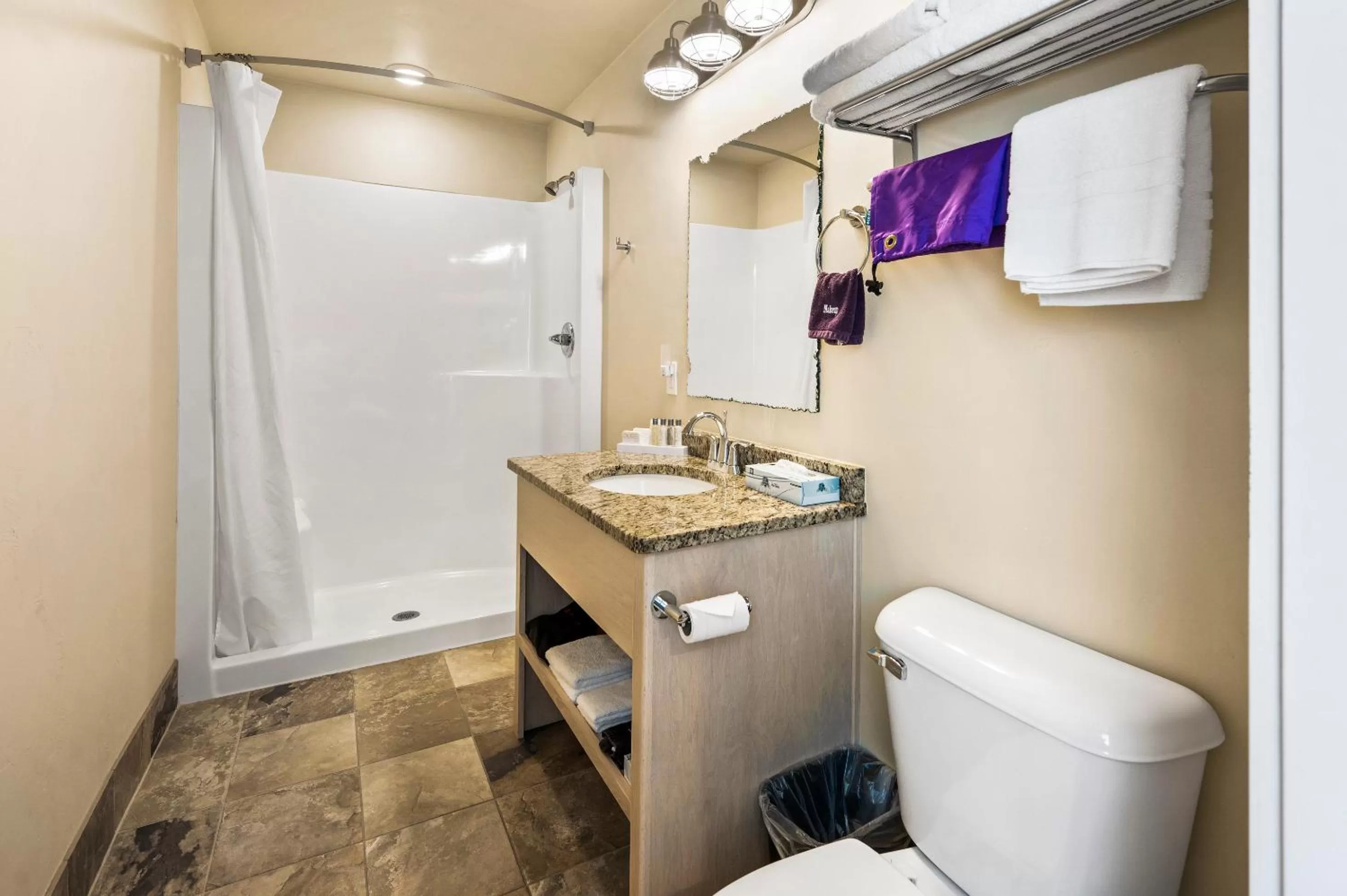 Bathroom in Julie's Park Cafe & Motel