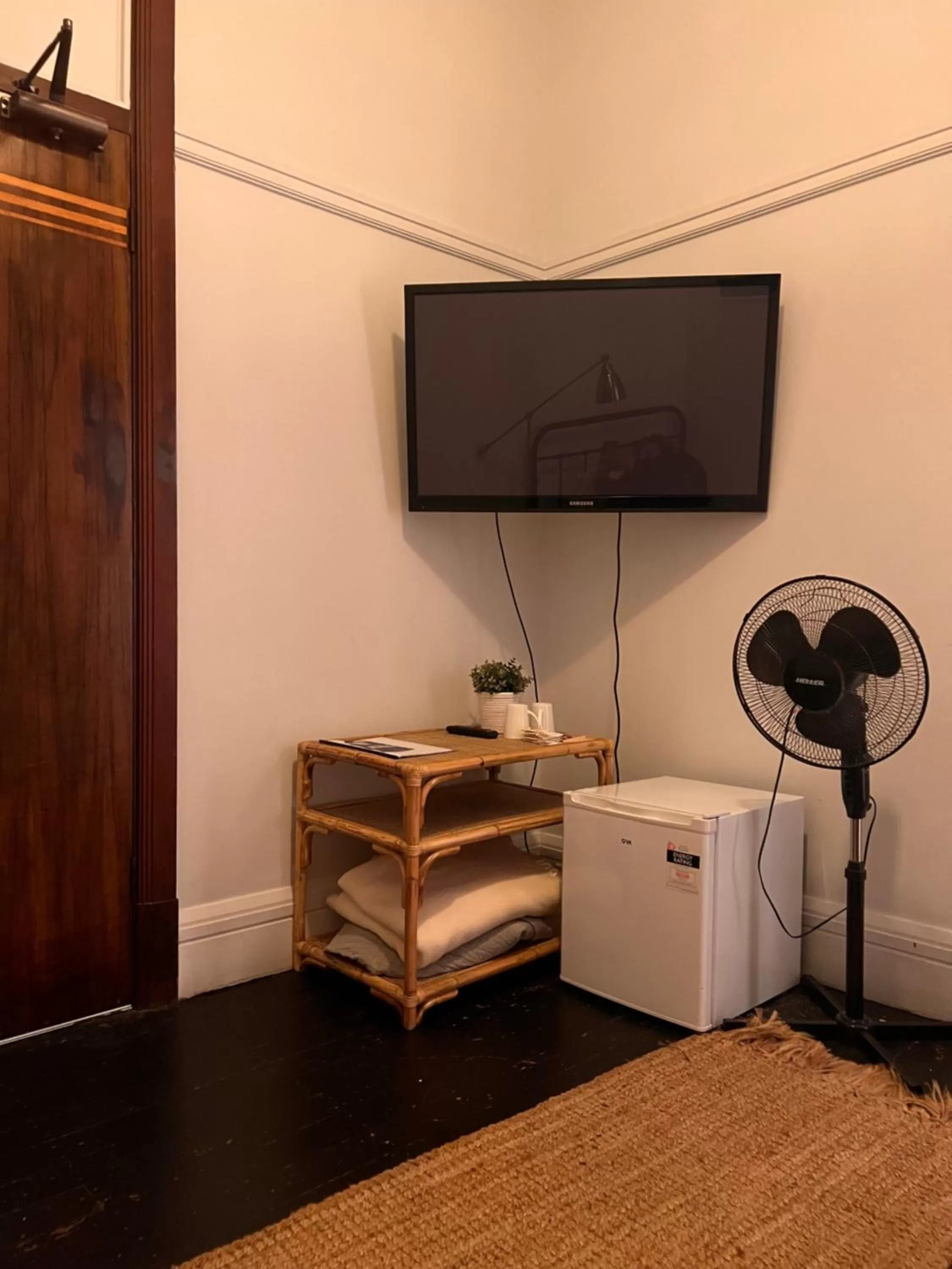 TV and multimedia, TV/Entertainment Center in Charing Cross Hotel