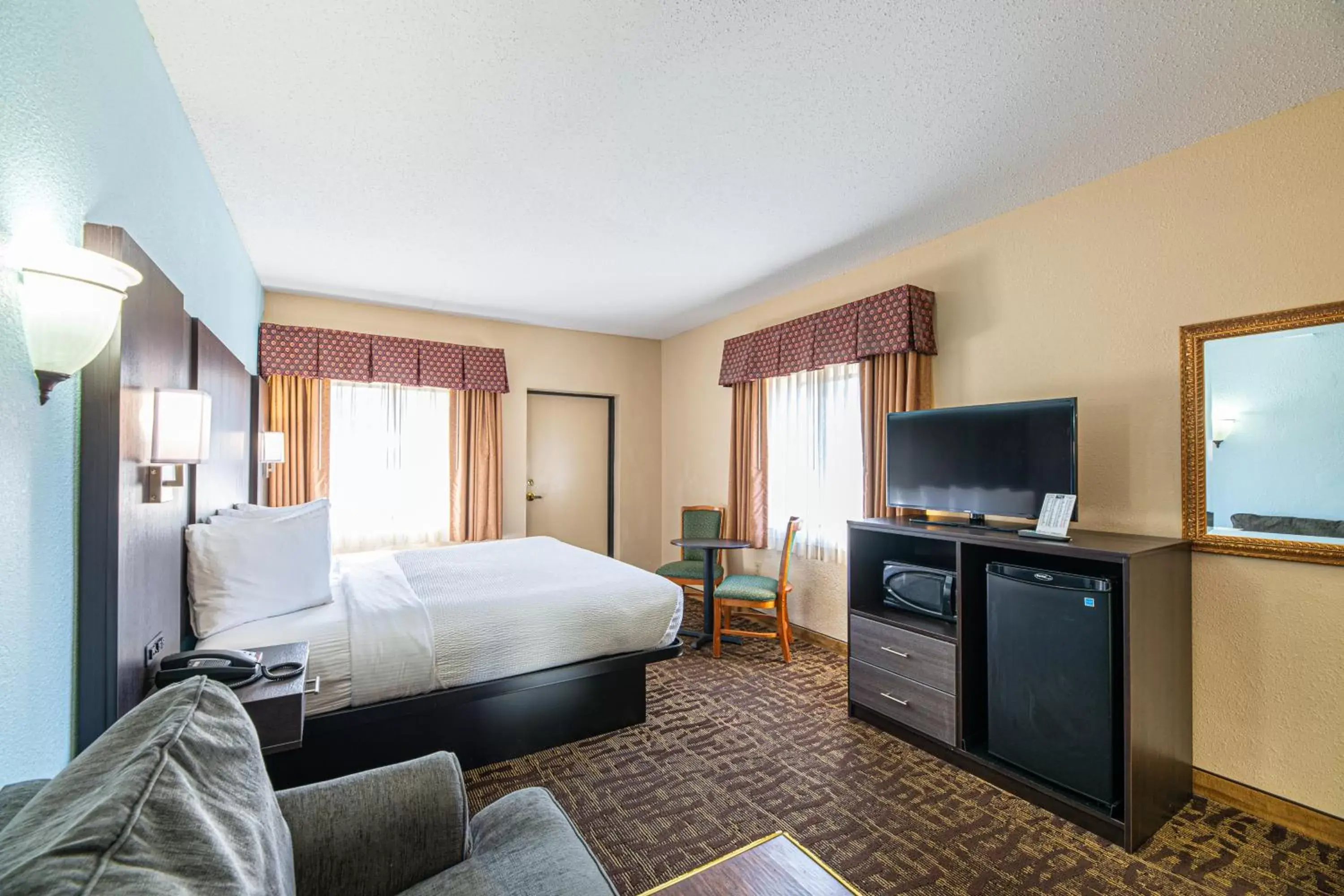 King Room with Balcony in River Bend Inn - Pigeon Forge King Room with Balcony in River Bend Inn - Pigeon Forge