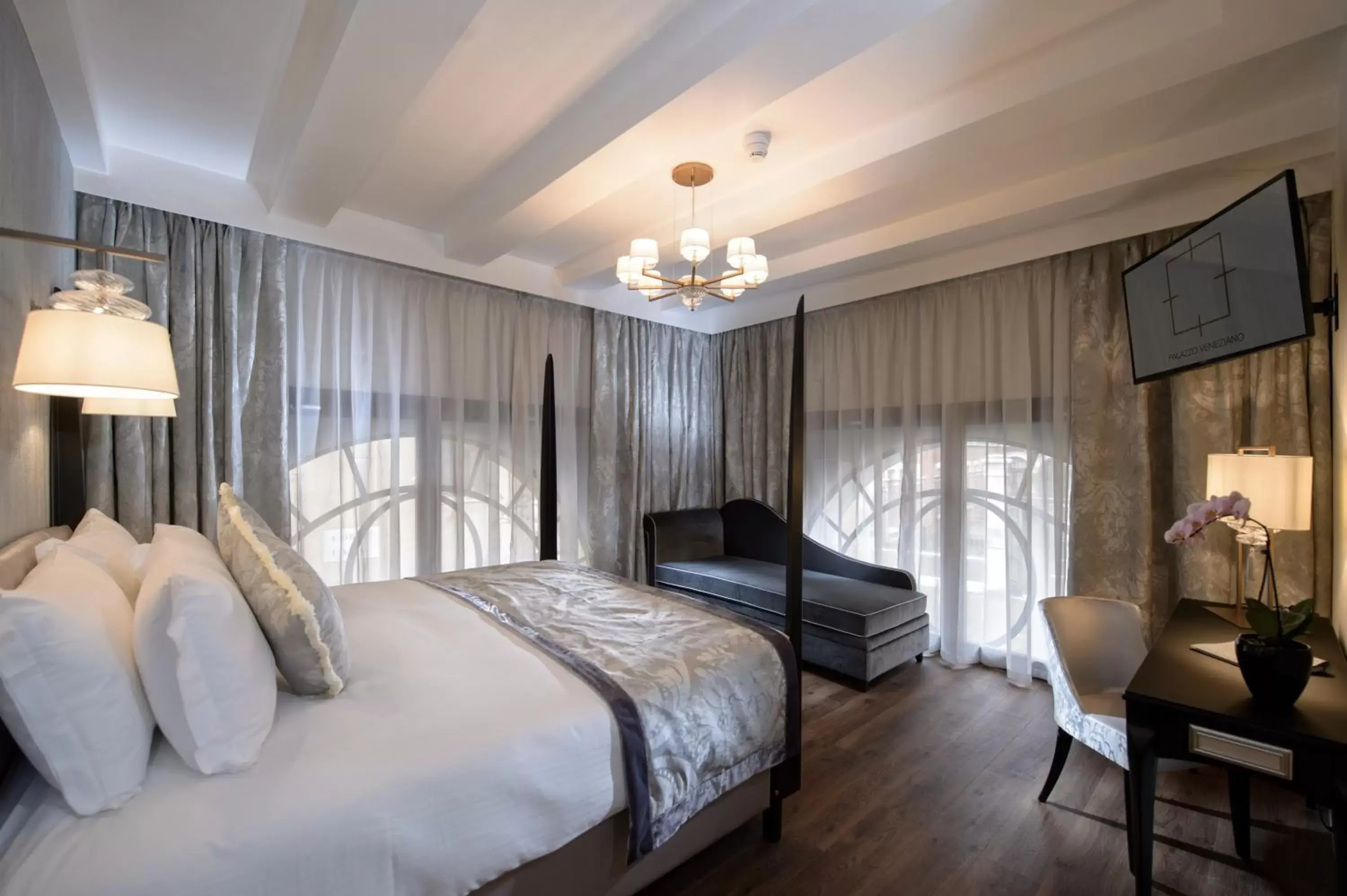 Deluxe Double Room with Canal View in Palazzo Veneziano - Venice Collection Deluxe Double Room with Canal View in Palazzo Veneziano - Venice Collection