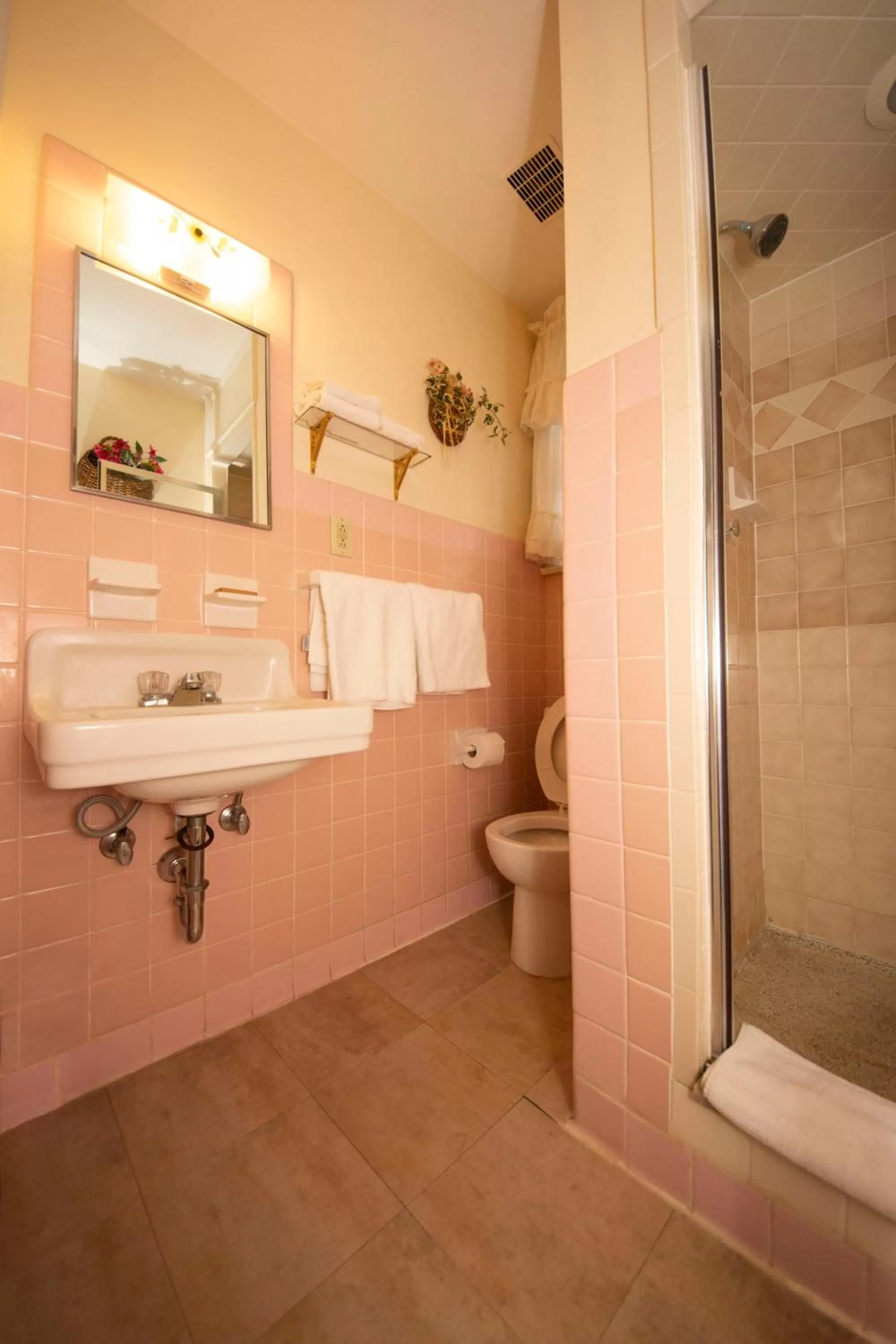 Bathroom in Simmons Motel and Suites