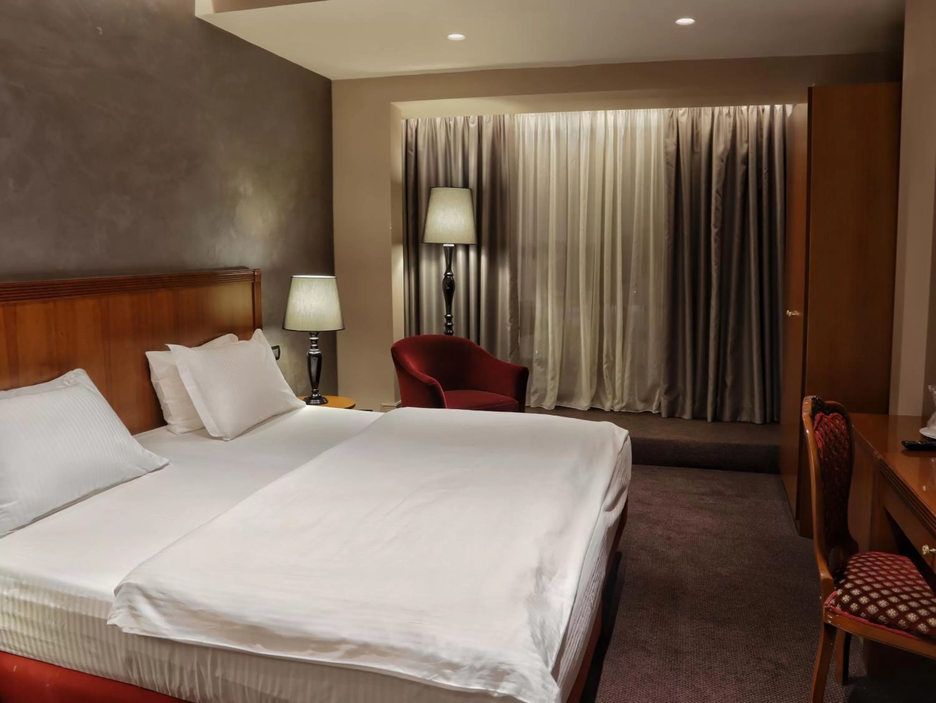 Bedroom, Bed in Mondial Hotel