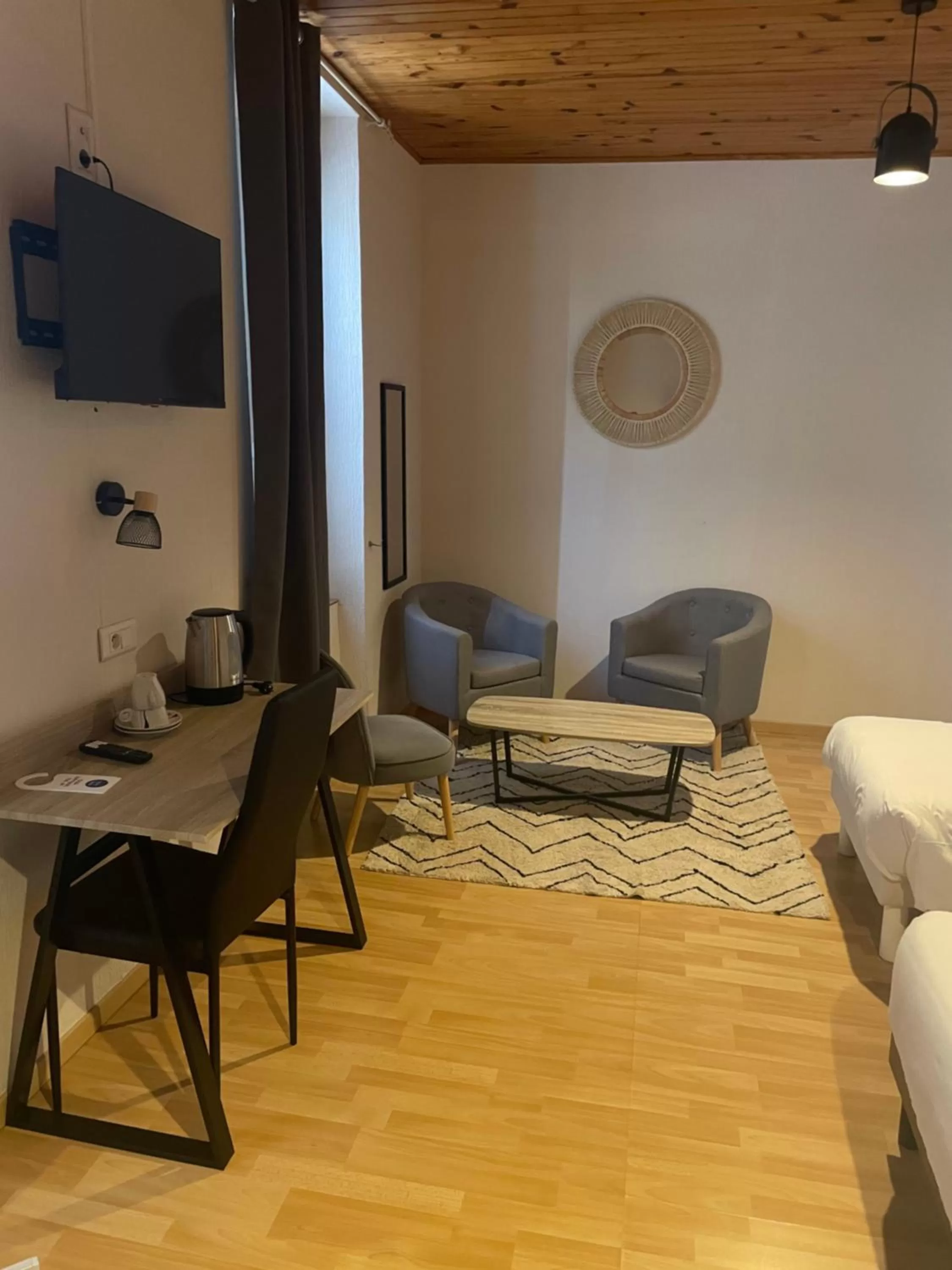 Seating area, TV/Entertainment Center in Hôtel & Restaurant Le Patio VICHY