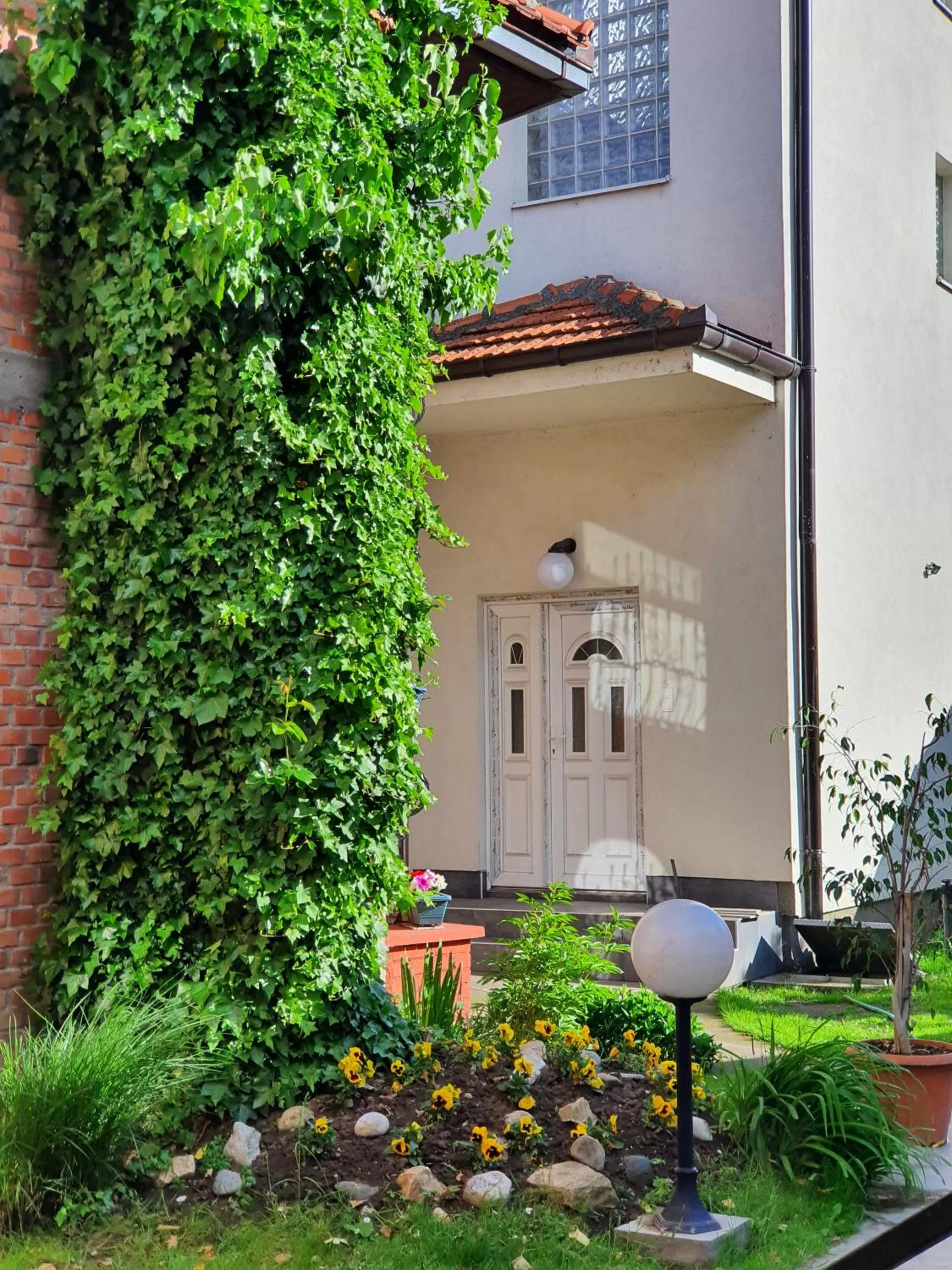 Property building in Motel Zoka