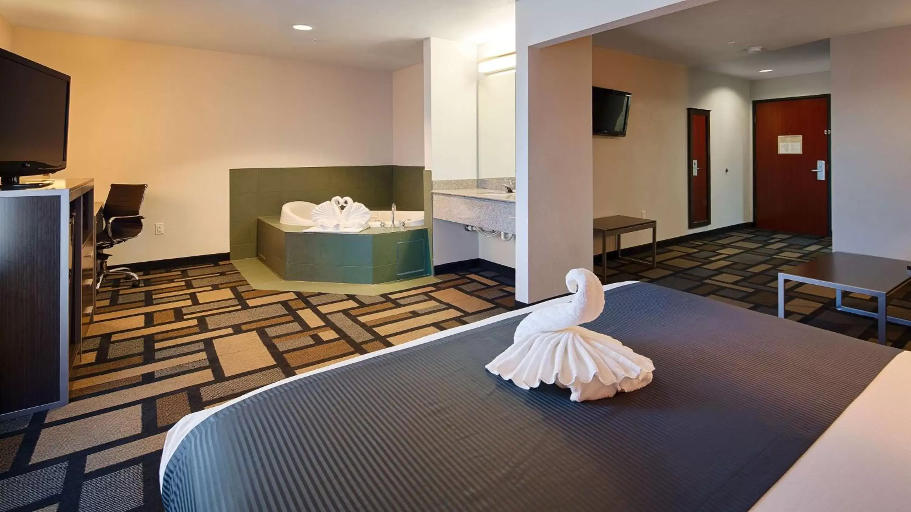 King Suite with Jetted Tub/Bathtub - Mobility Accessible/Non-Smoking in Best Western Galleria Inn & Suites King Suite with Jetted Tub/Bathtub - Mobility Accessible/Non-Smoking in Best Western Galleria Inn & Suites