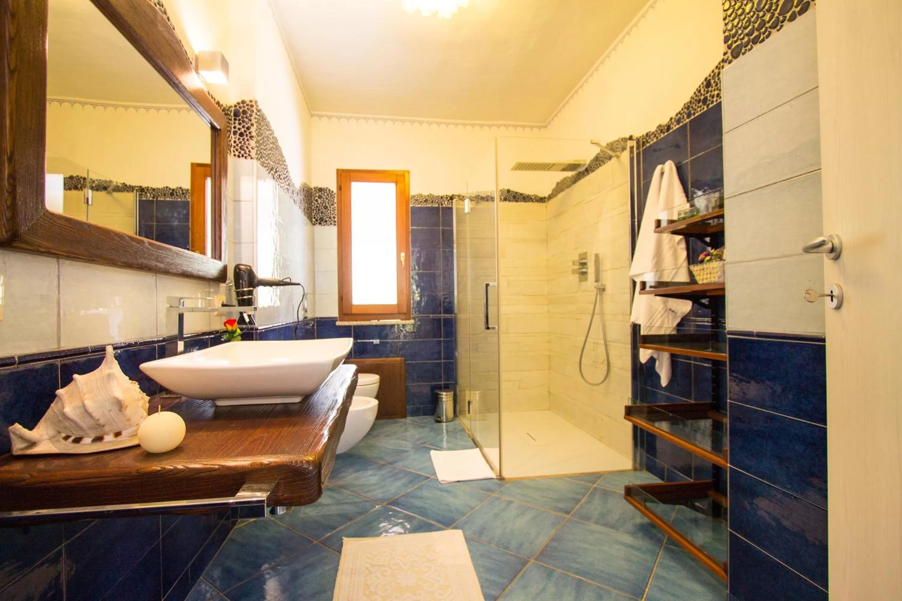 Shower, Bed in Suites Voce del Mare