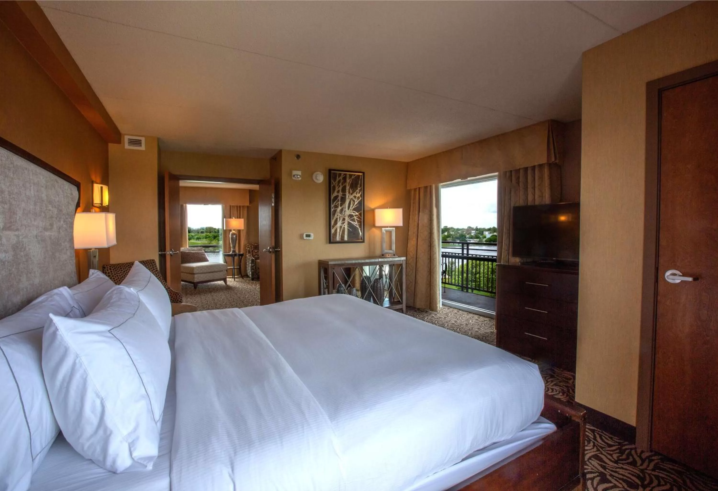 Bedroom, Bed in DoubleTree by Hilton Bay City - Riverfront