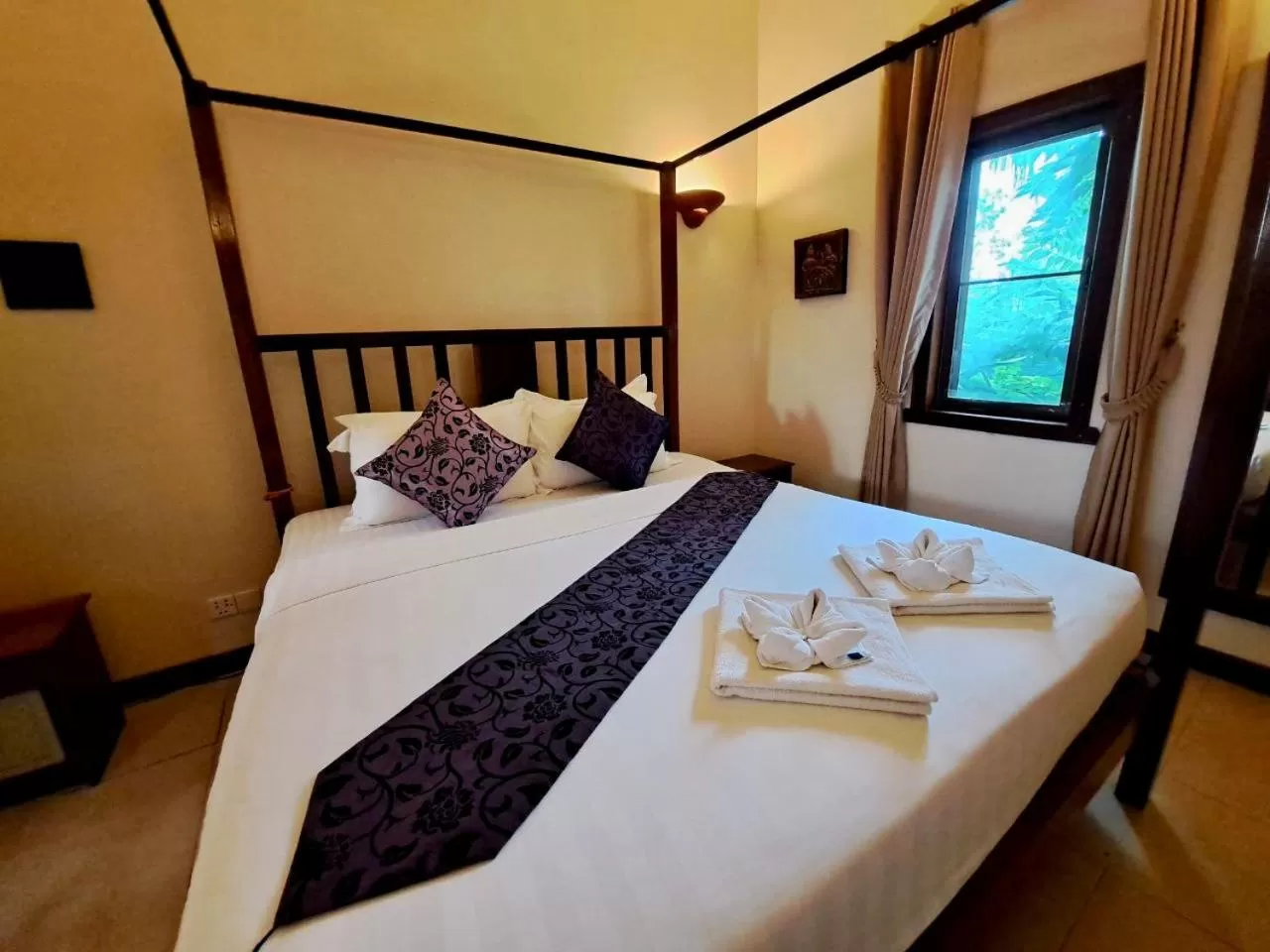 Bed in DEN HOTEL TOTONOU SIEM REAP