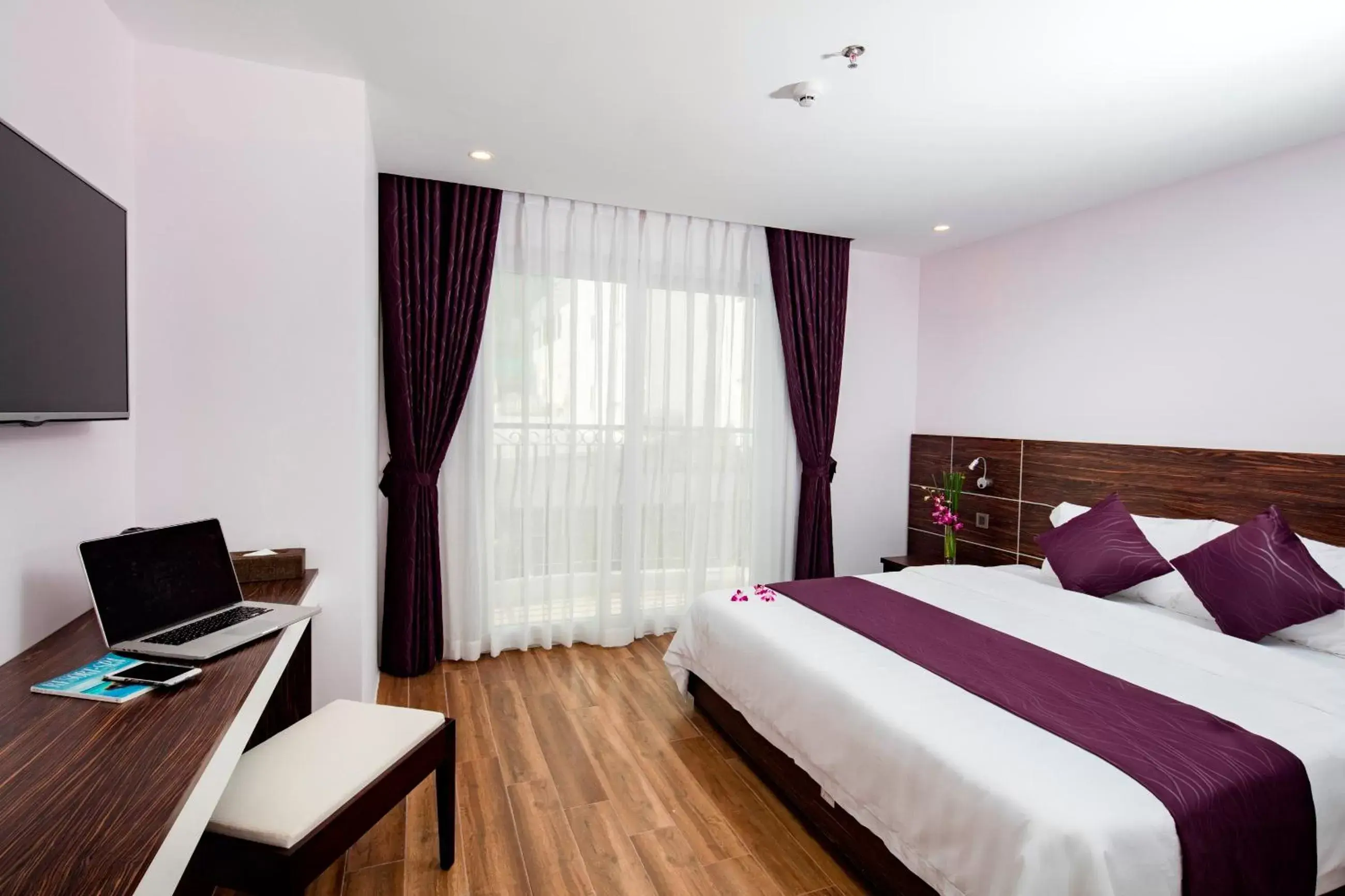 Deluxe Double Room with City View and Balcony in Balcony Nha Trang Hotel Deluxe Double Room with City View and Balcony in Balcony Nha Trang Hotel