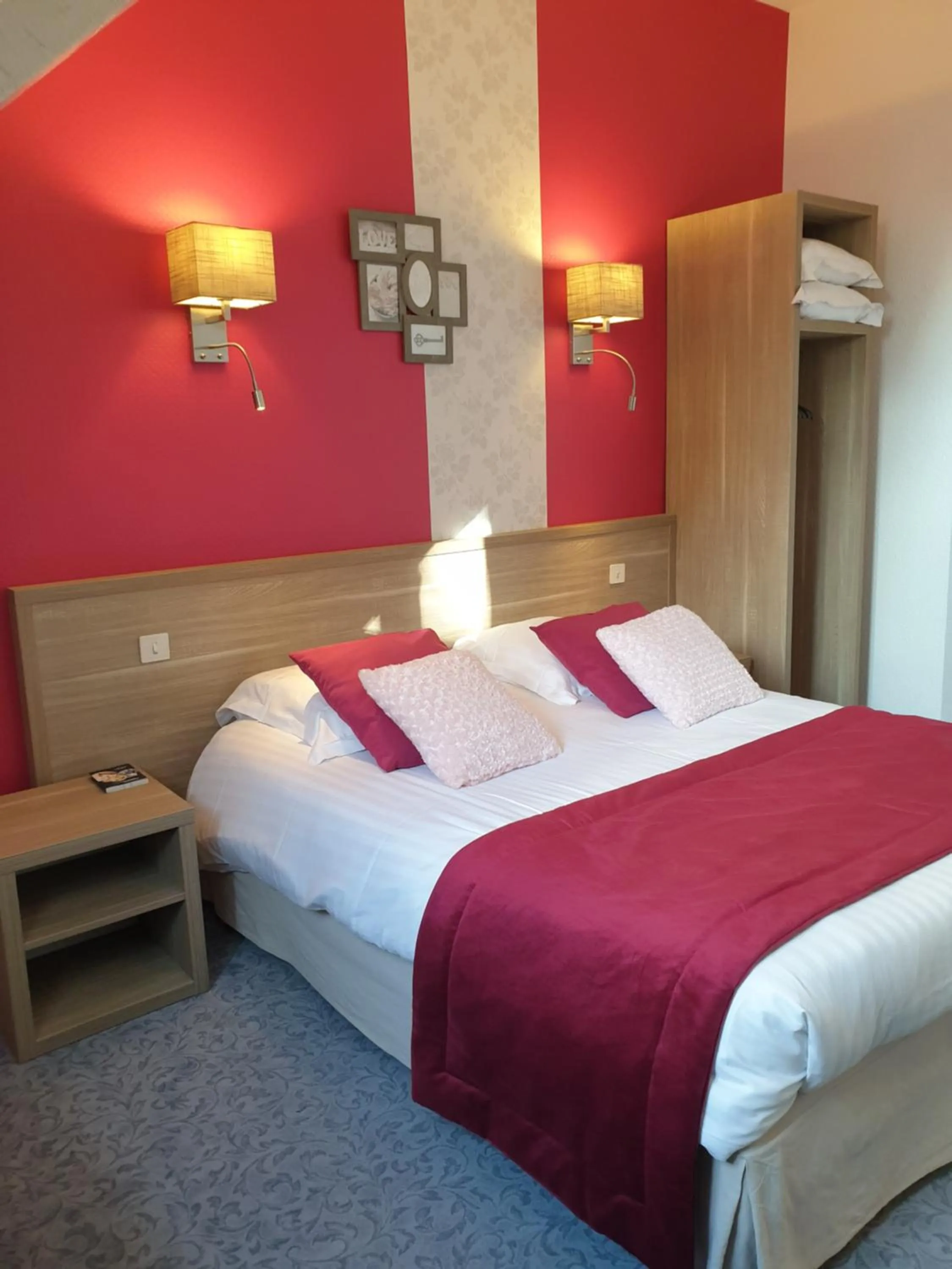 Bed in Hôtel Le Rohan Charme et Caractère