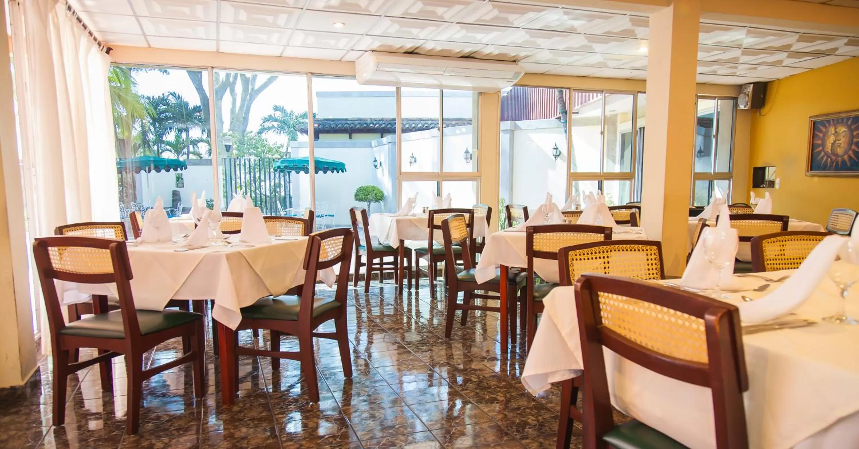 Restaurant/Places to Eat in Hotel Estrella