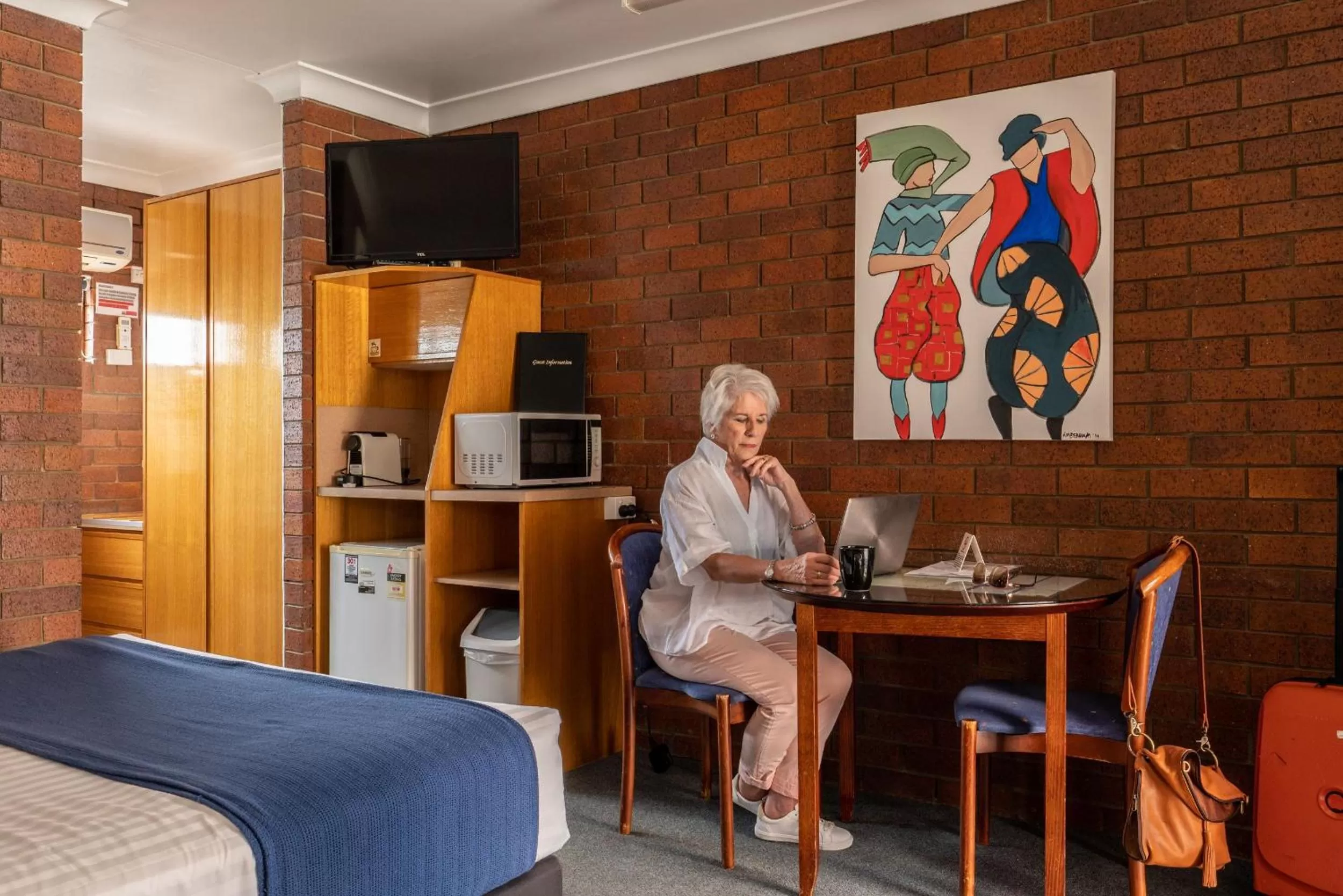 Bed in Country Pathfinder Motor Inn