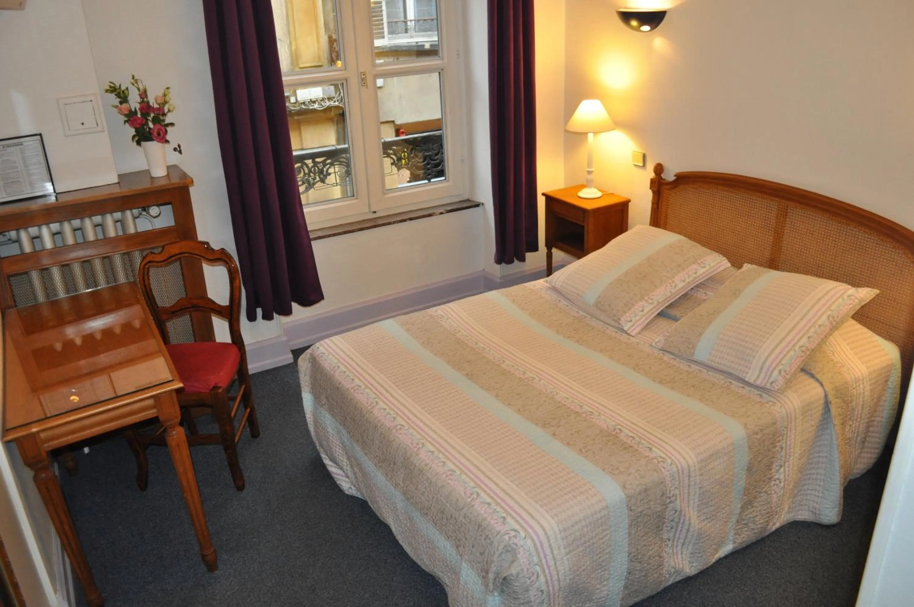 Photo of the whole room in Hôtel du Centre