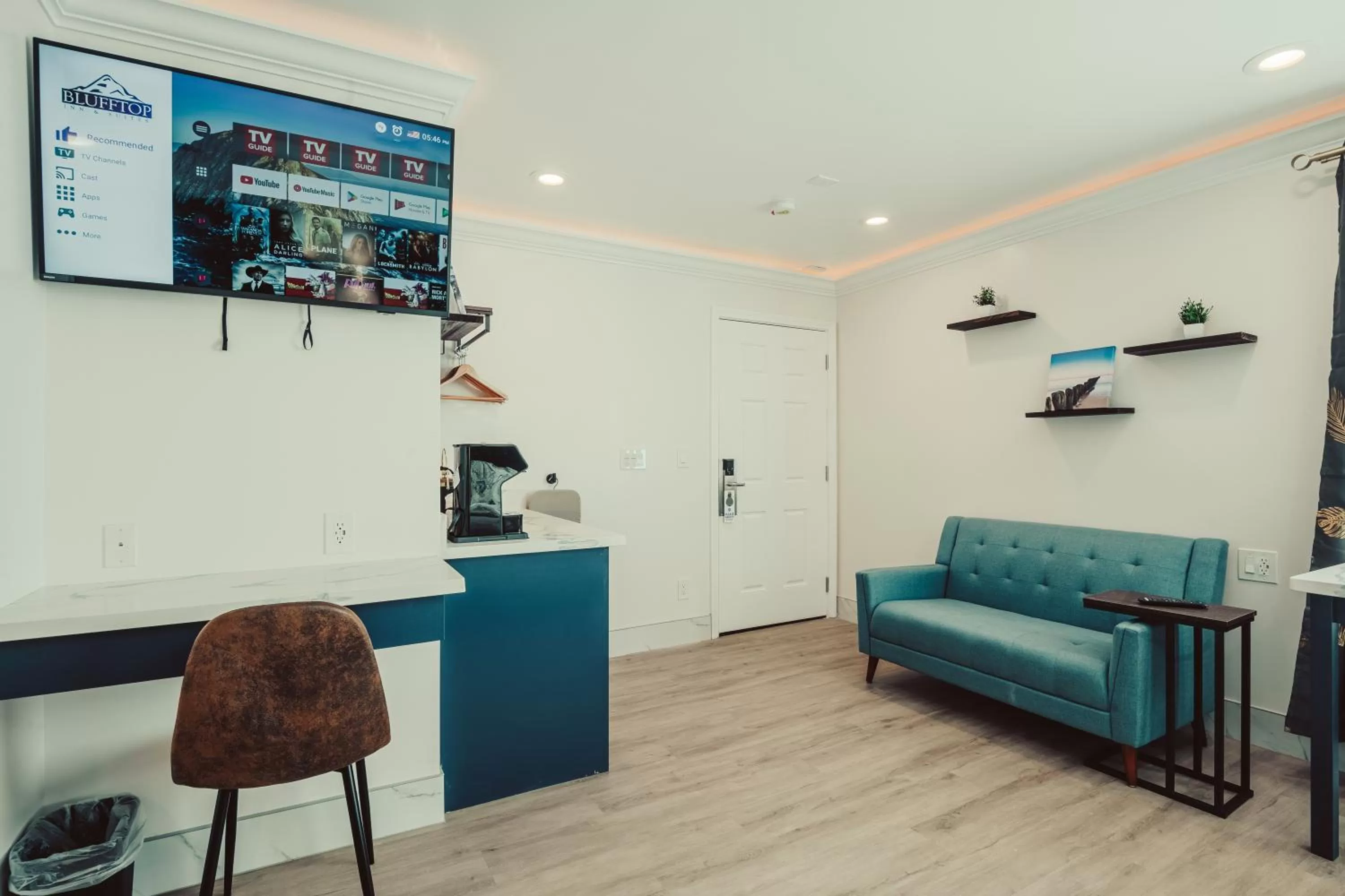 TV and multimedia in Blufftop Inn & Suites - Wharf/Restaurant District