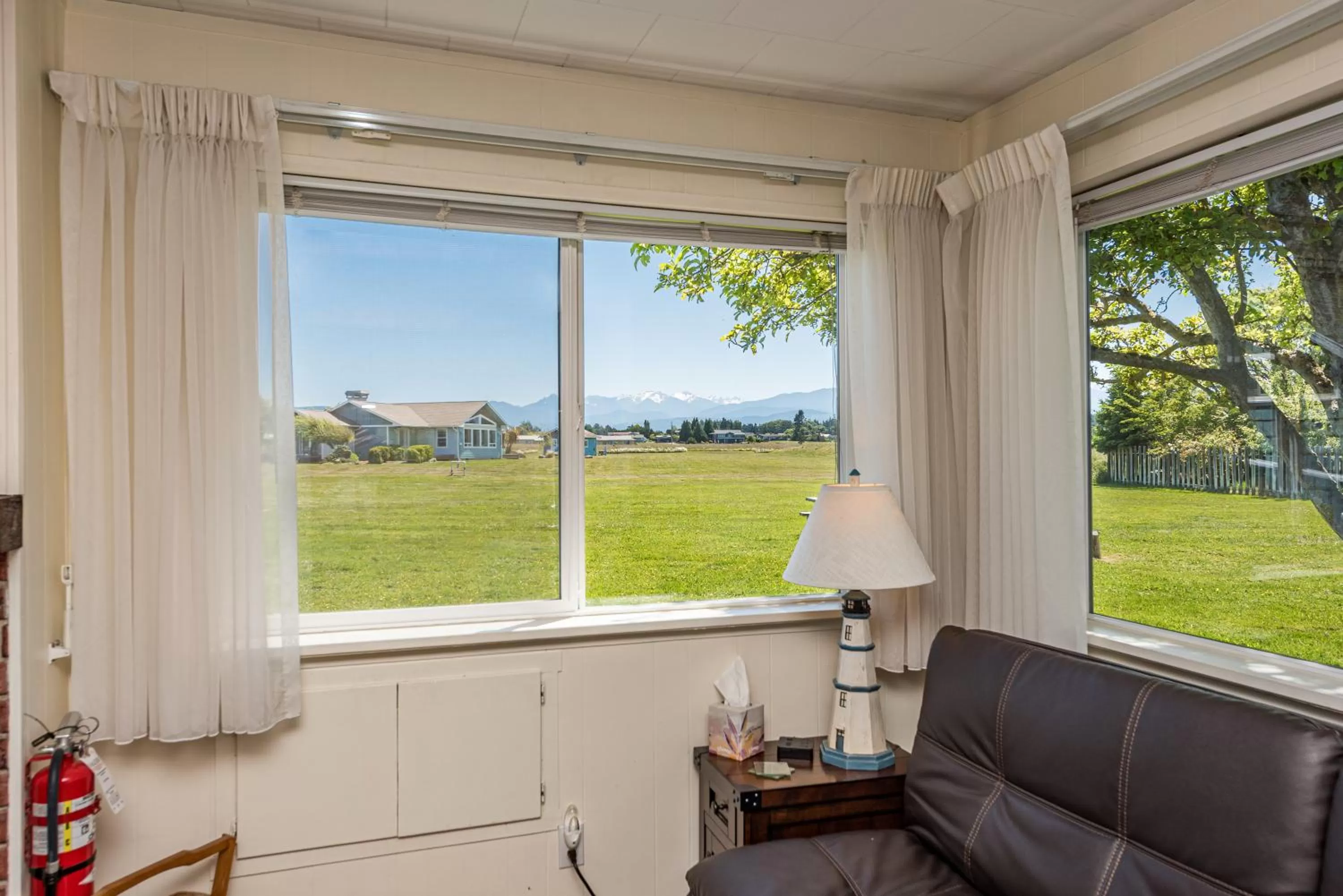 Living room in Juan de Fuca Waterfront Hotel & Cottages