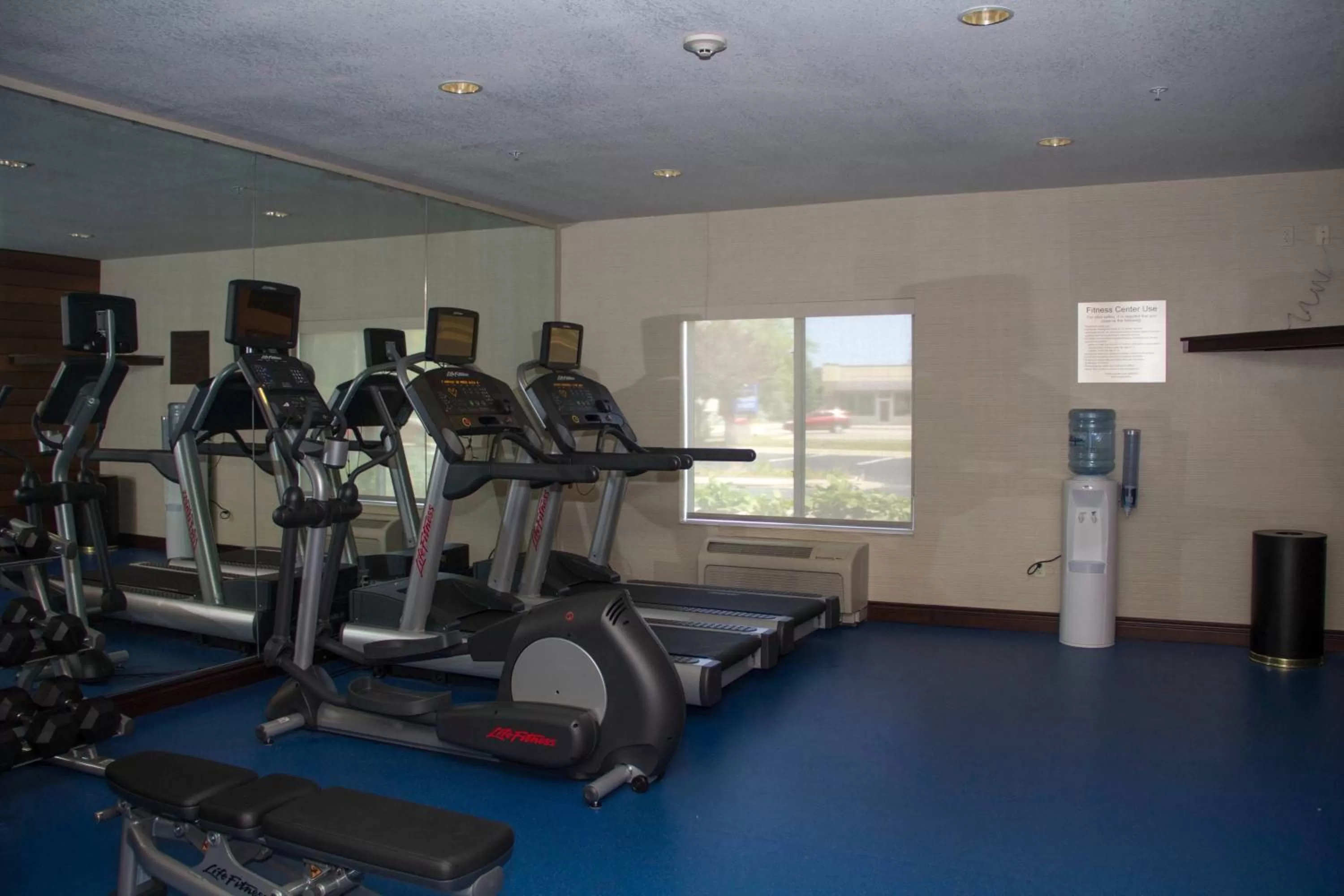 Fitness centre/facilities in Peach Tree Inn and Suites