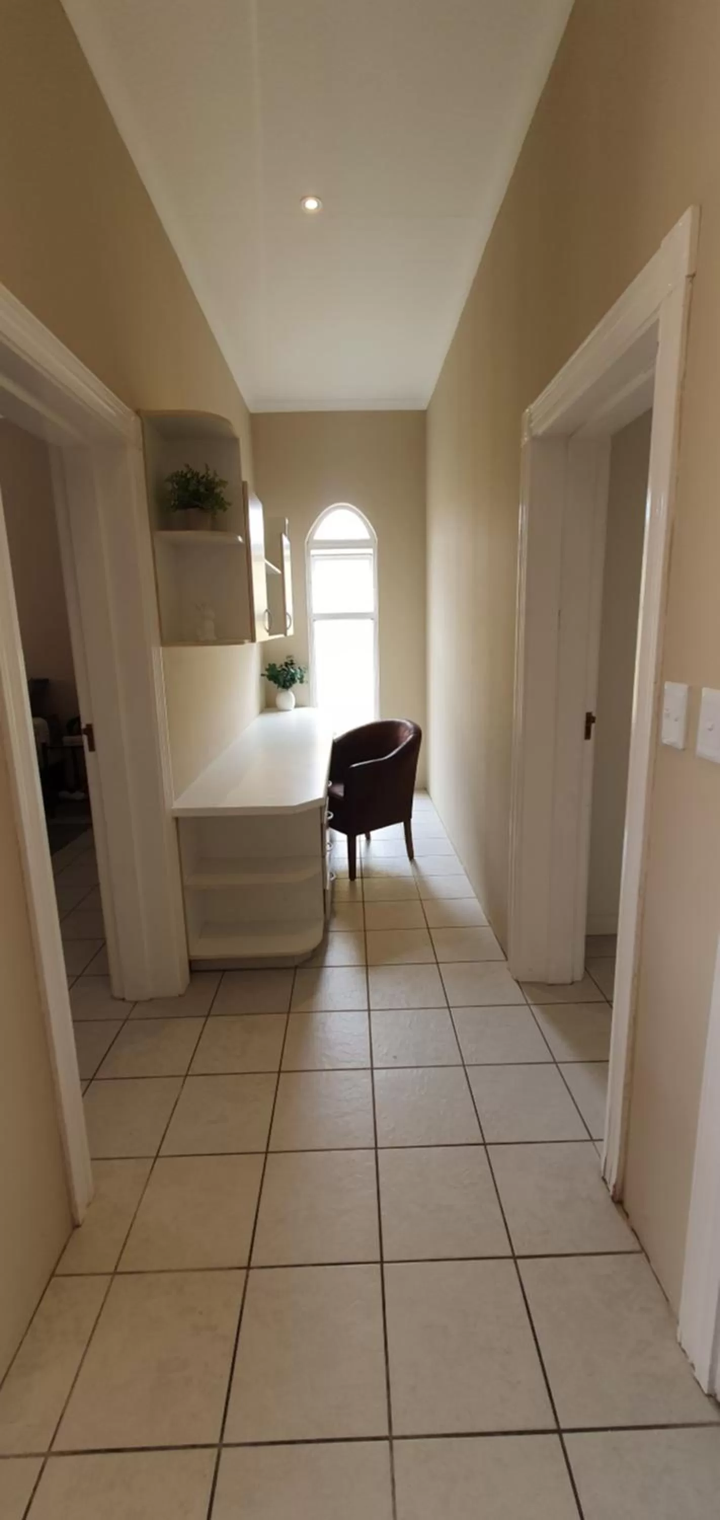 Seating area, Bathroom in DESERT DREAMS B&B